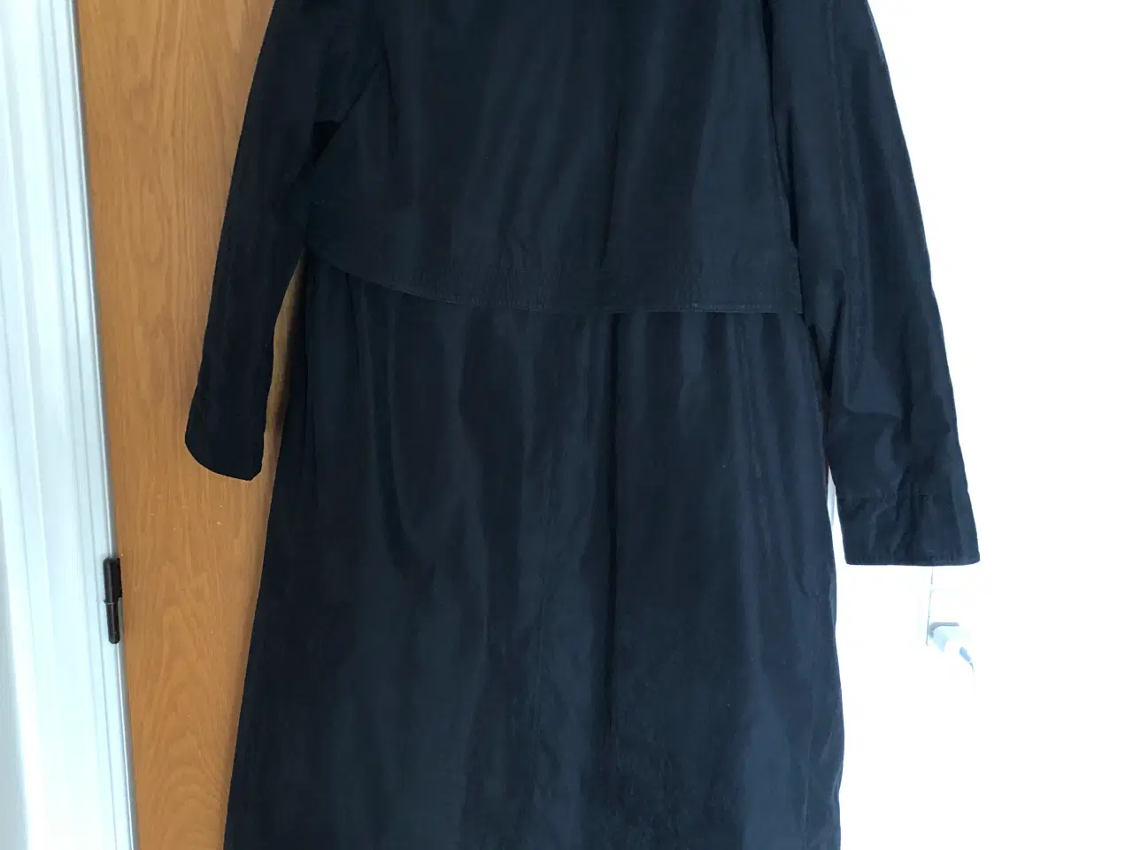 Billede 2 - FLOT! sort klassisk JUNGE frakke