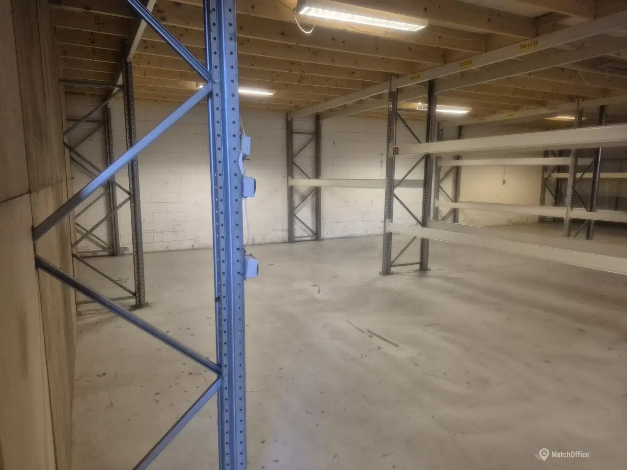 Billede 1 - Lager med stor port. let adgang m. palleløfter/truck/bil - plan med jord. - 198m2