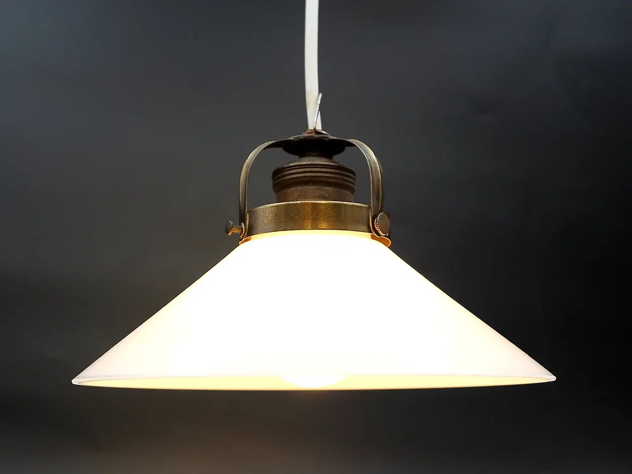 Billede 4 - Dansk skomagerlampe i opalglas fra 1940–50’erne