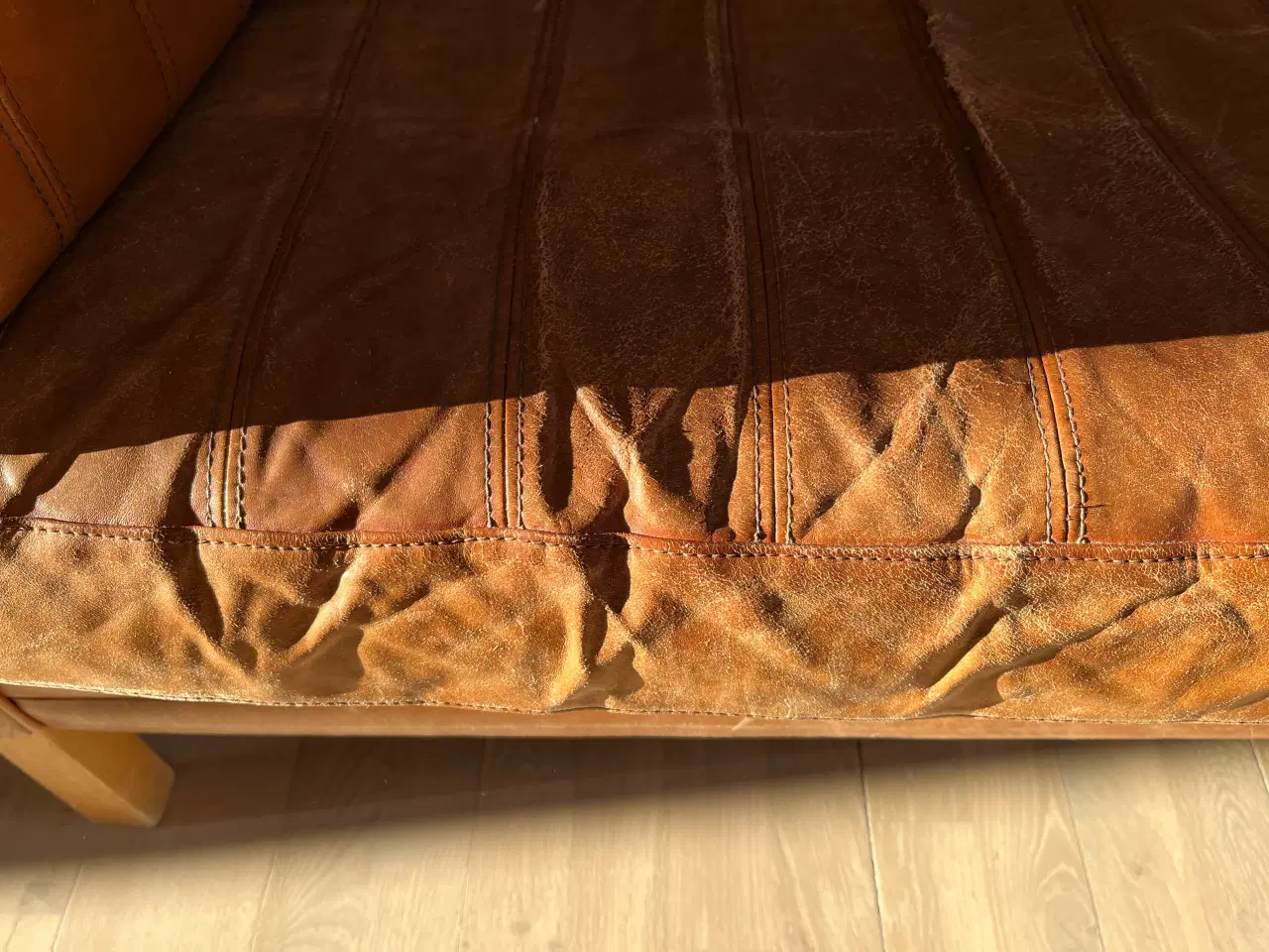 Billede 4 - Meget slidt 2 1/2 personers lædersofa