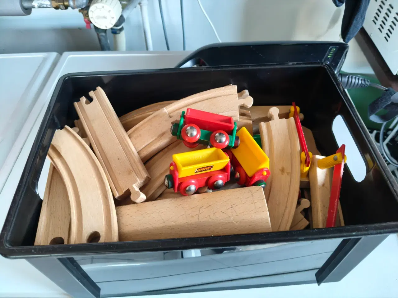 Billede 1 - En kasse med Brio togbane