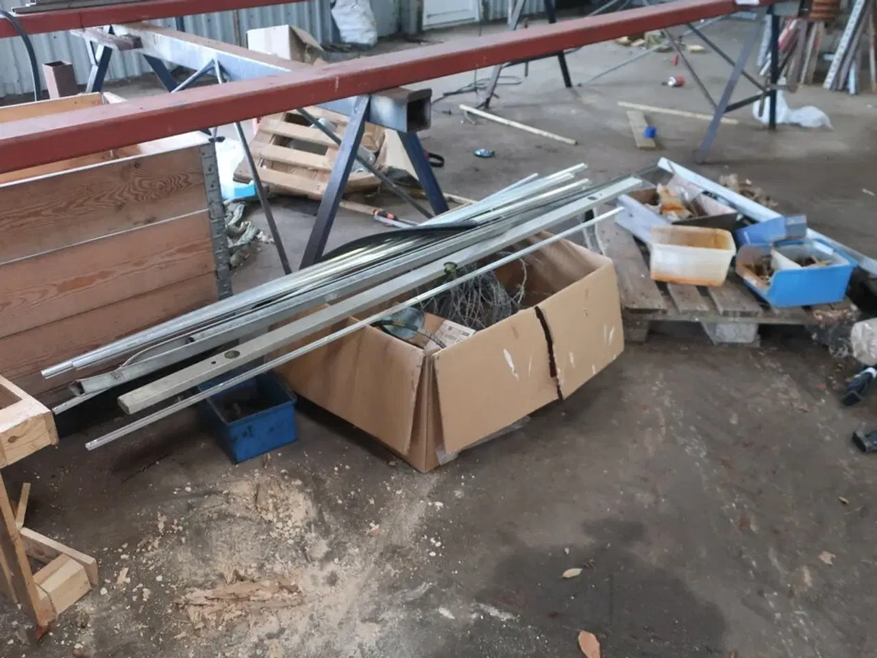 Billede 8 - 2 stk. rullebukke, paller, reoler, reservedele, værktøj, stiger m.m.