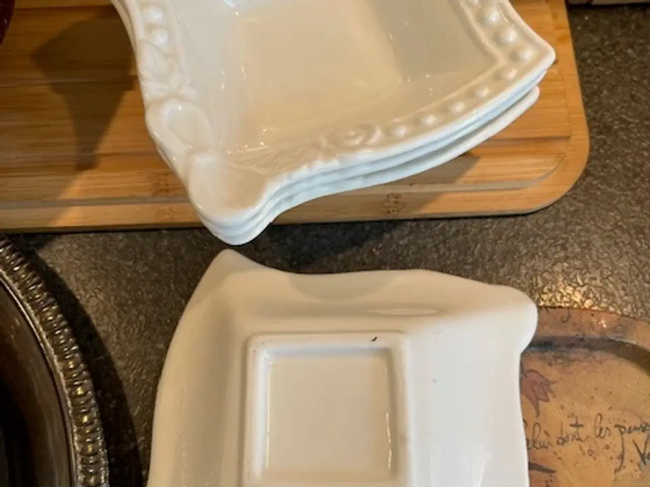 Billede 5 - 4 stk. elegante hvide firkantede skåle relief-kant