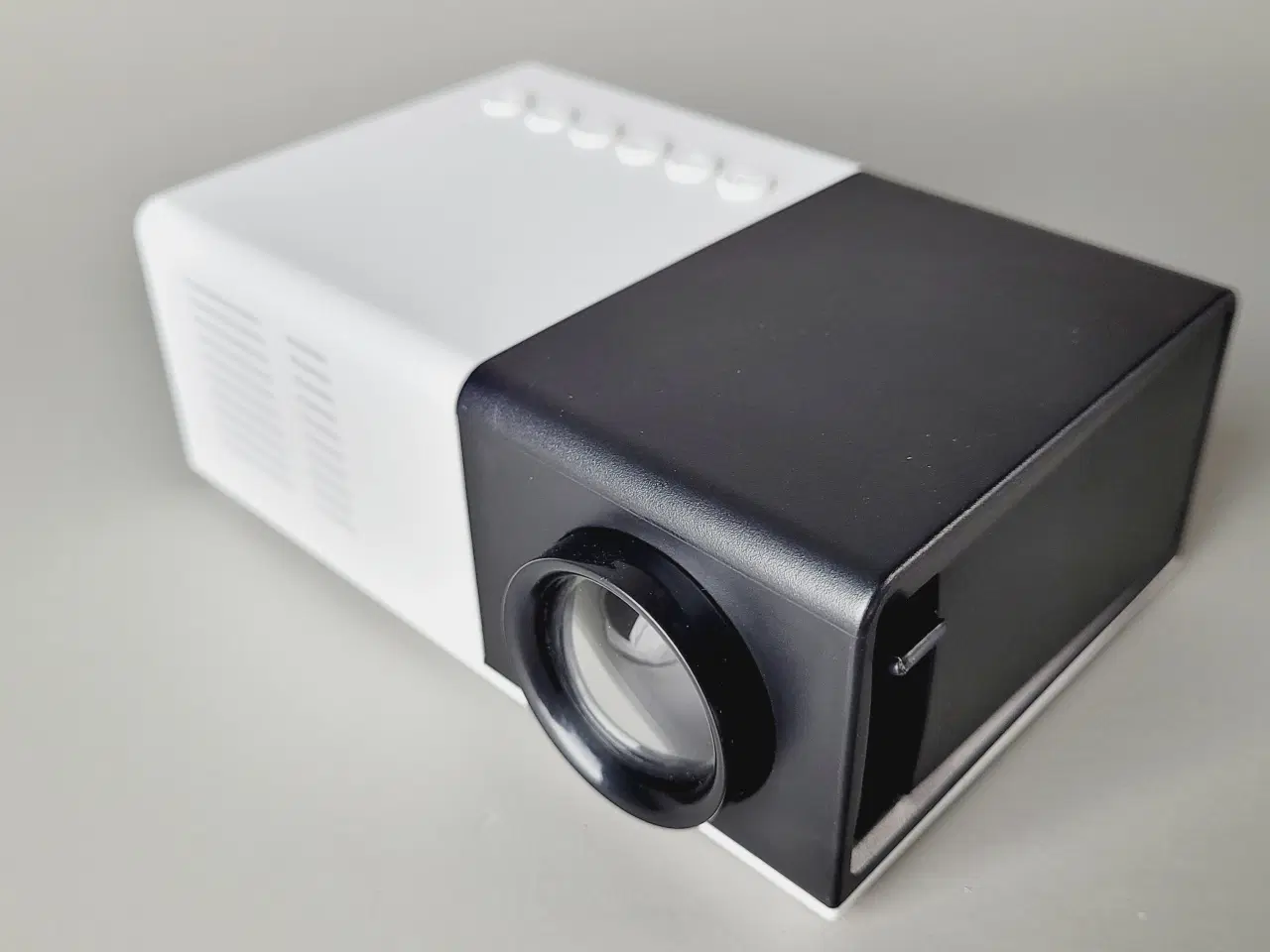 Billede 7 - ⭐️. 🎥 HD LED Mini Projektor – Kompakt og Effektiv