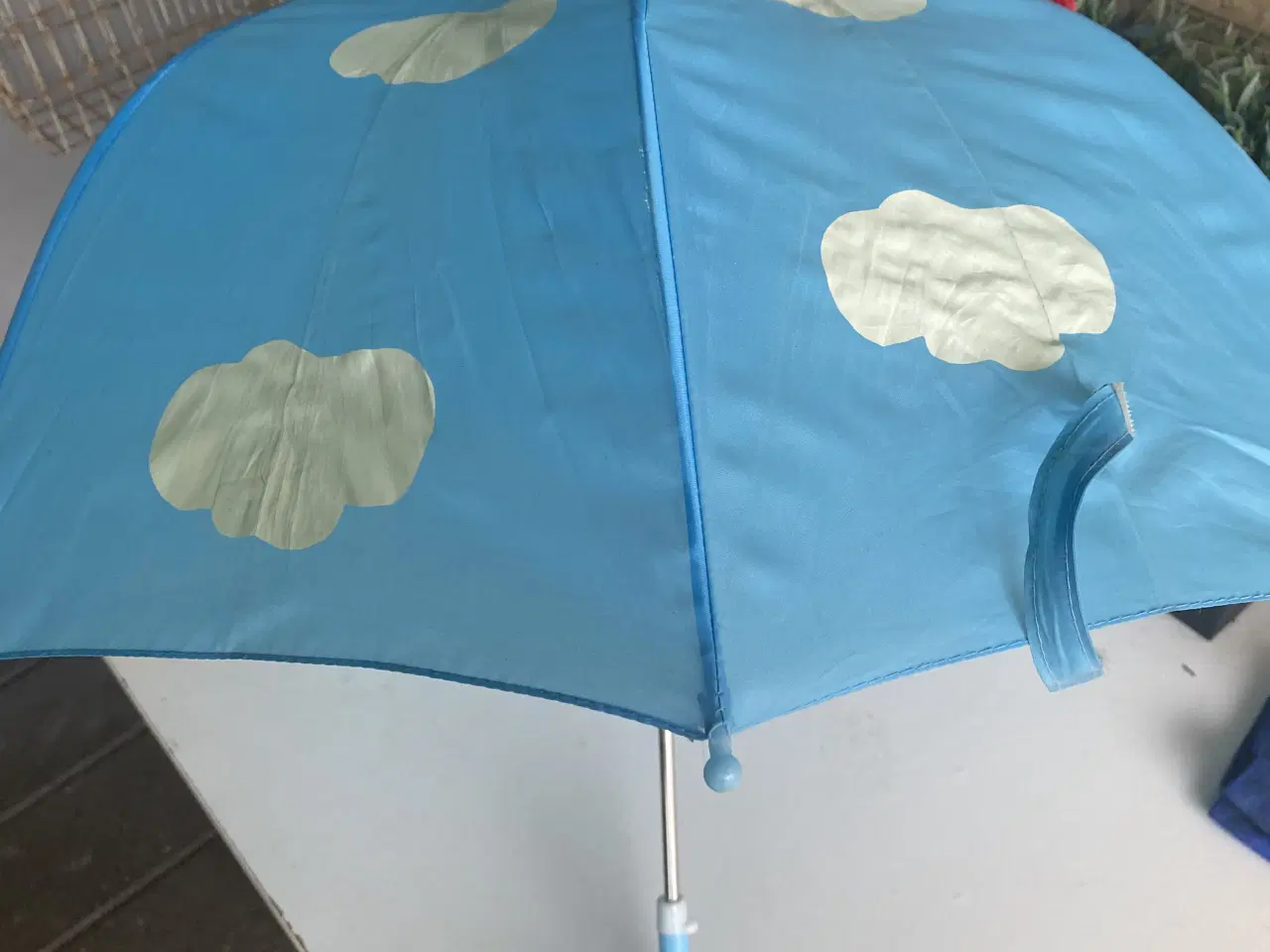 Billede 2 - Børneparaply med skyer og regnbue