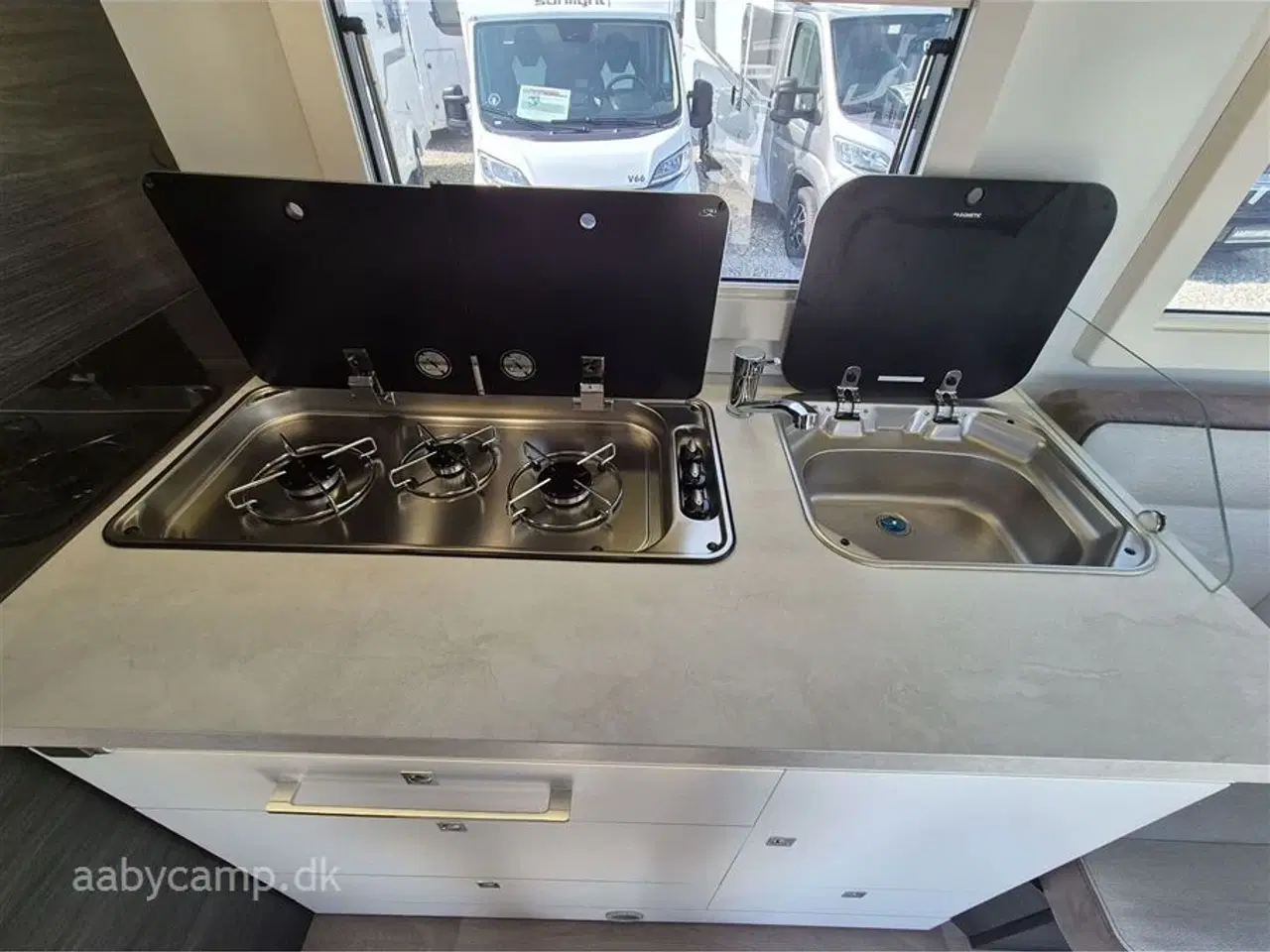 Billede 12 - 2024 - Benimar Mileo 268   NK Pakke. Automatgear. solceller. markise. 200 Ah Lithium Batteri. 2000w inverter. Maxfann. kun 16,000 km. den har fået en omgang ceramic coating så den er nem at holde.