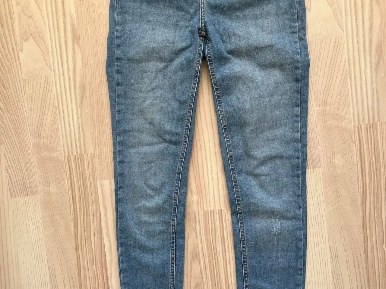 Billede 1 - Jeans med detaljer