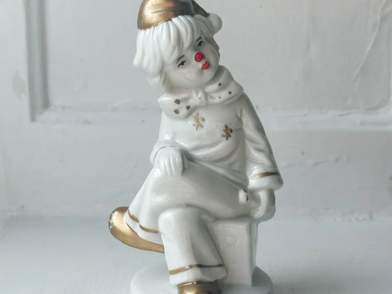 Billede 3 - Porcelænsfigur, klovn på terning, bemalede detaljer