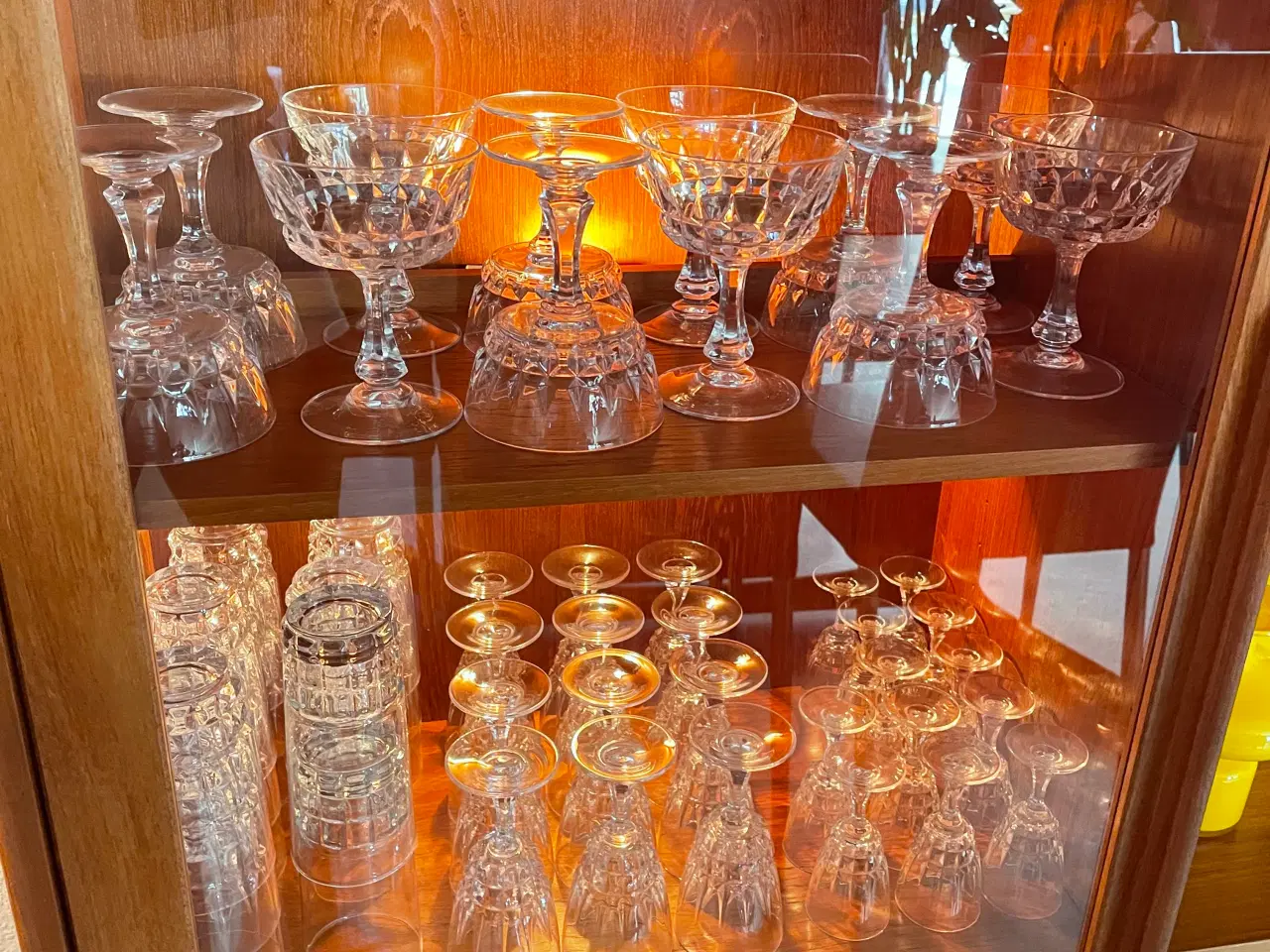 Billede 4 - Teaktræs vitrine / skænk med glaslåger