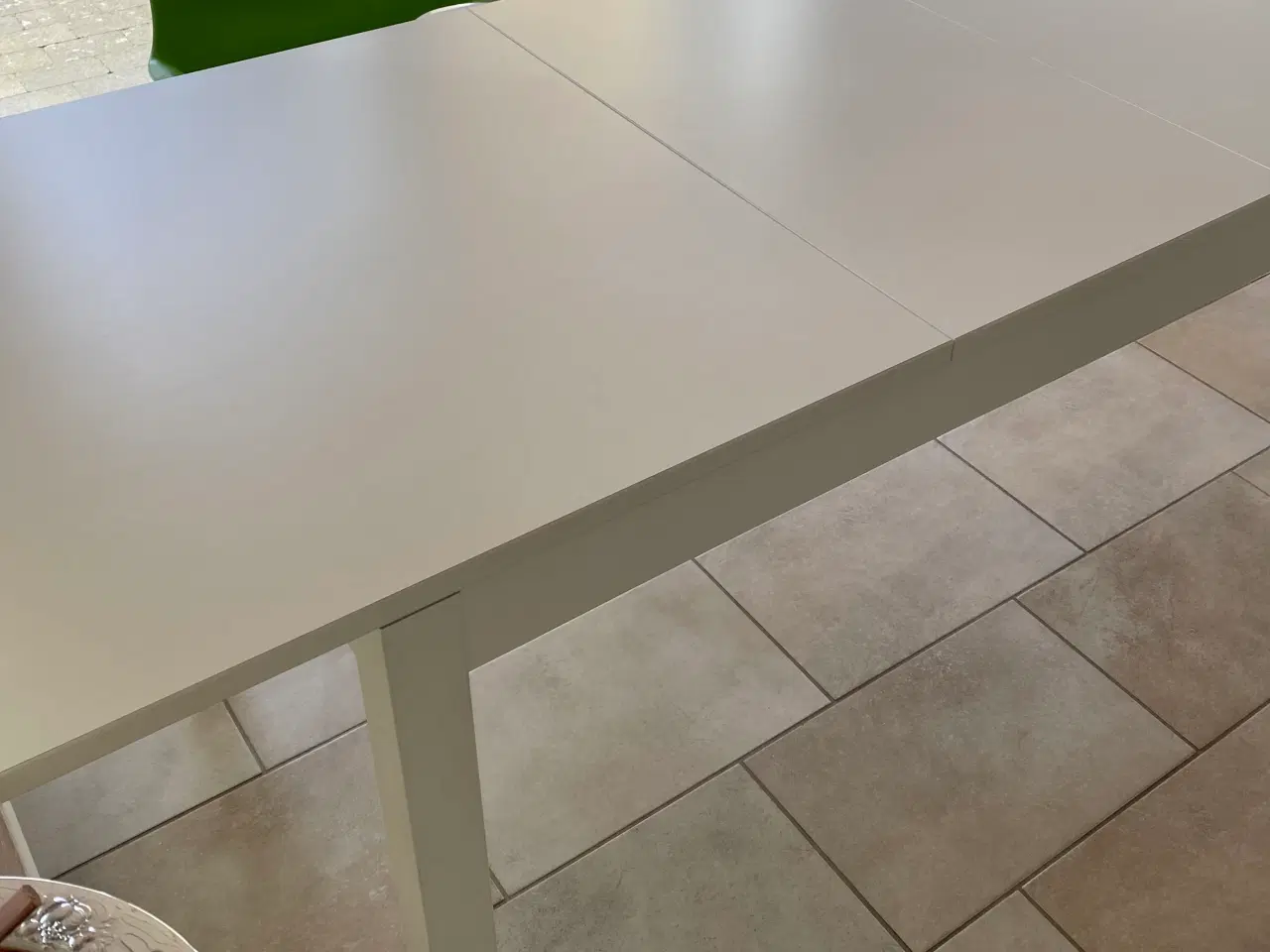 Billede 2 - Hvidt spisebord med 2 tillægsplader