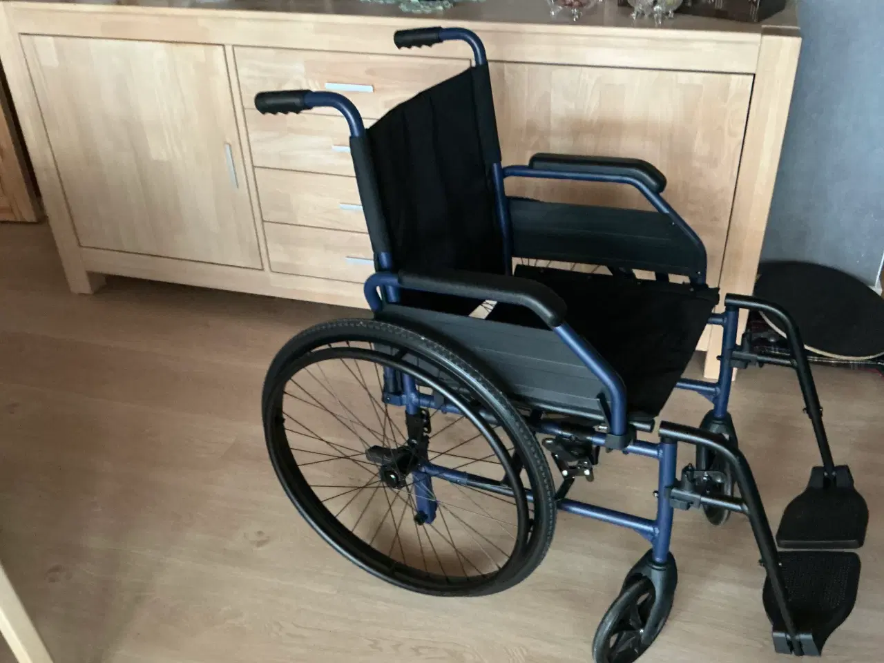 Billede 2 - Køre/transportstol hjulene aftagelige