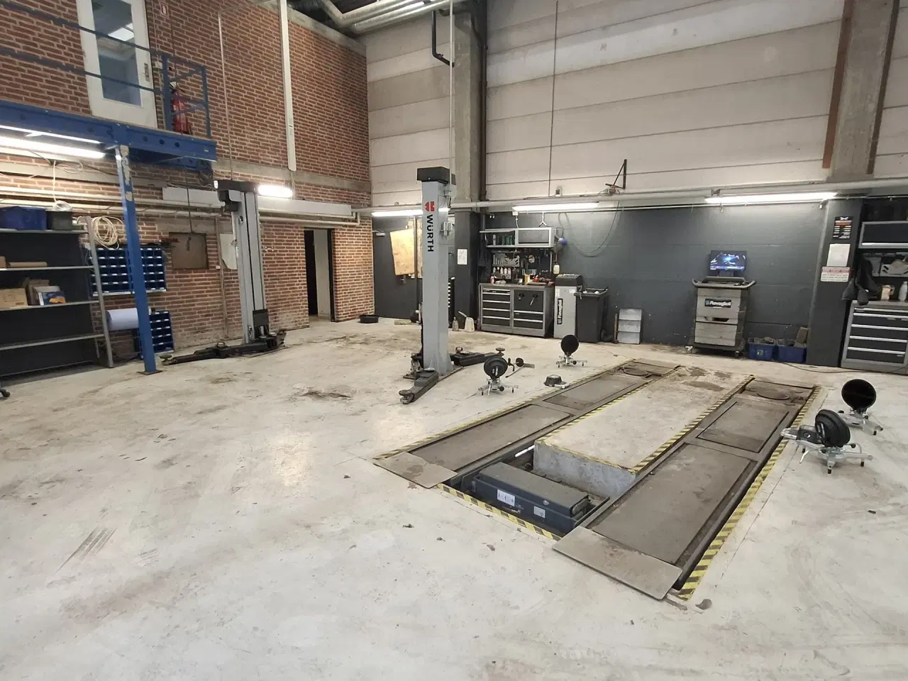 Billede 12 - AUTOVÆRGSTED eller LAGER med store Port. Centralt beliggende ved 2 motorvejstilkørsler. Stort udeareal til præsentation af biler.