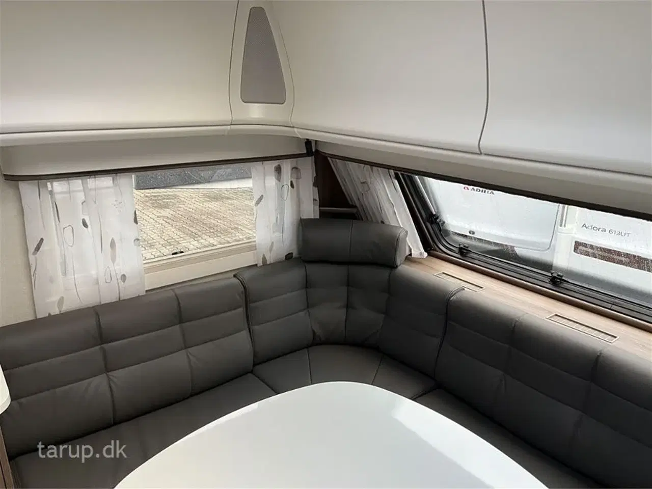 Billede 8 - 2026 - Kabe Smaragd 520 XL KS Premium Line   Fransk seng, rundsiddegruppe i mørkegråt skind, ALDE centralvarme, vandbåren gulvvarme, stort kompressor køleskab