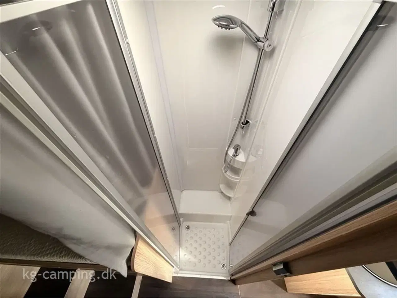 Billede 14 - 2021 - SunLight I 68 Adventure Edition   Topudstyret autocamper med bla. Clesana toilet - Ektra webasto oliefyr - Klimaanlæg - Maxxfan osv...