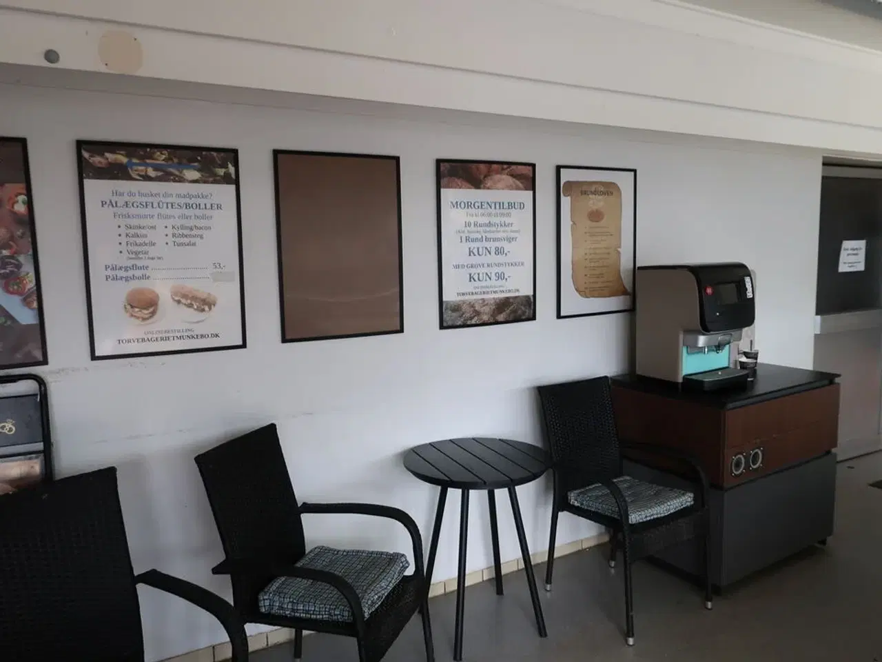 Billede 2 - Skilt, 3 stk. havestole samt bord