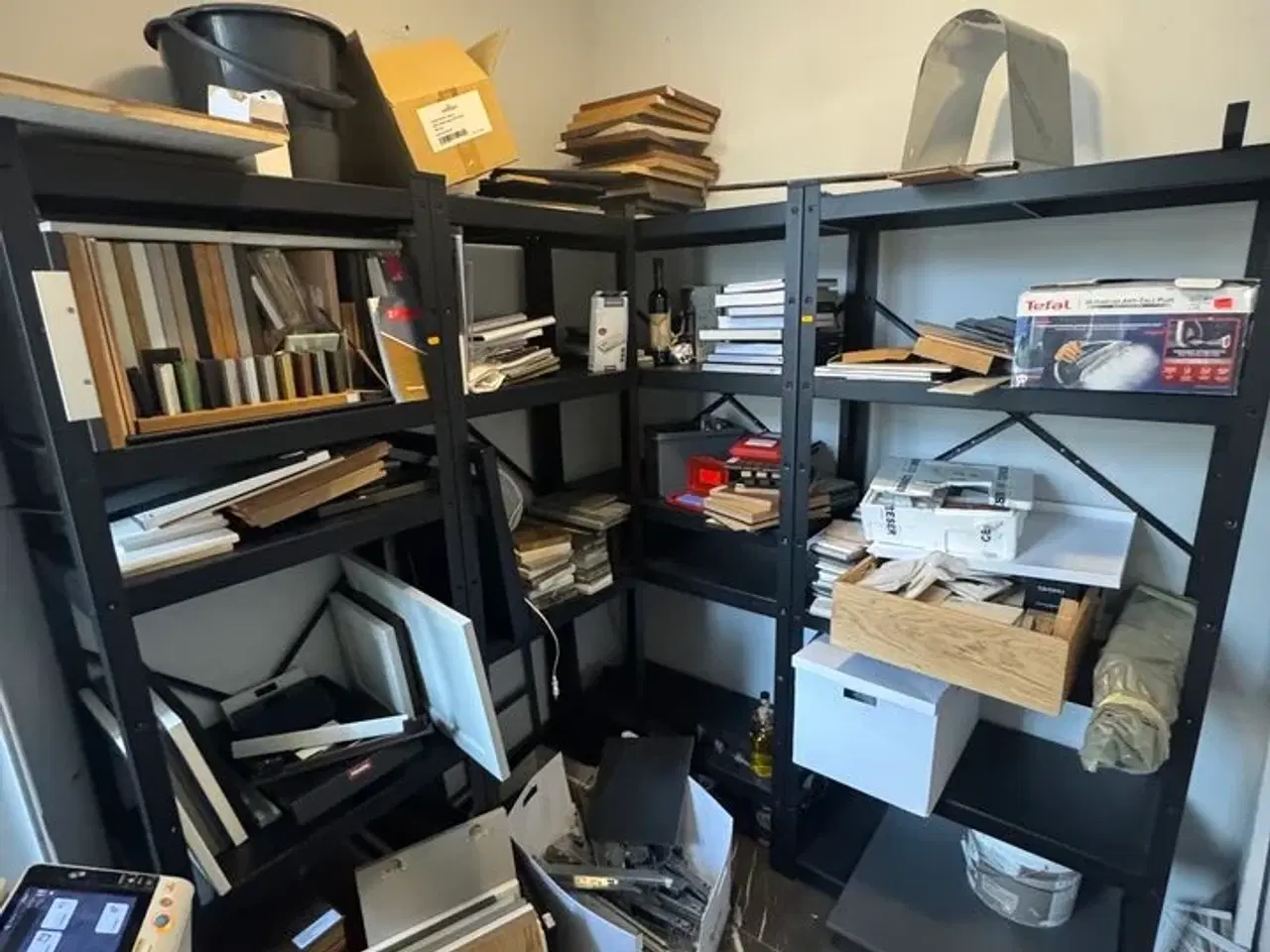 Billede 1 - 4 stk. Stålreoler med indhold