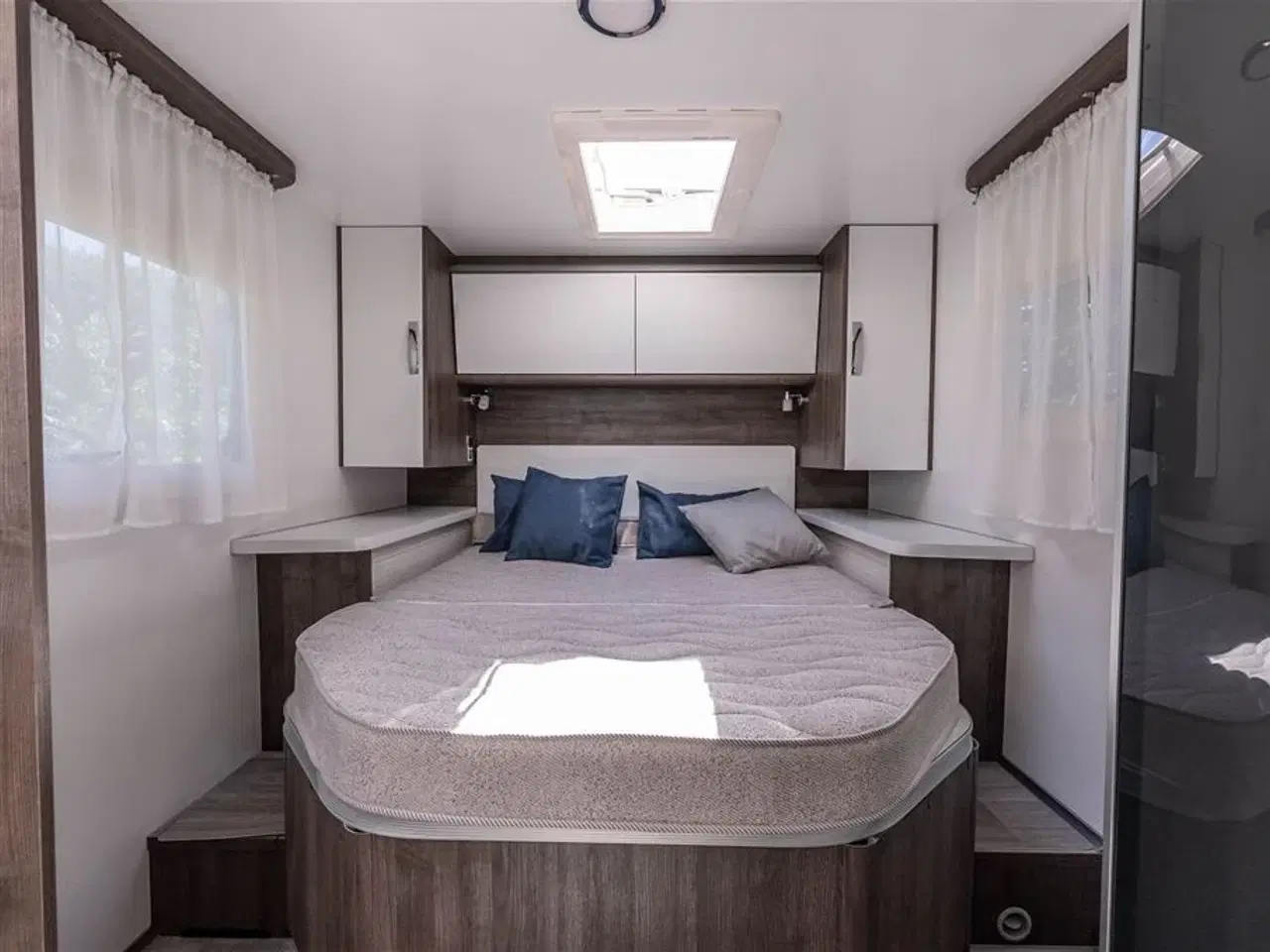 Billede 5 - 2026 - Benimar Tessoro 496   Queens bed med L-siddegruppe
