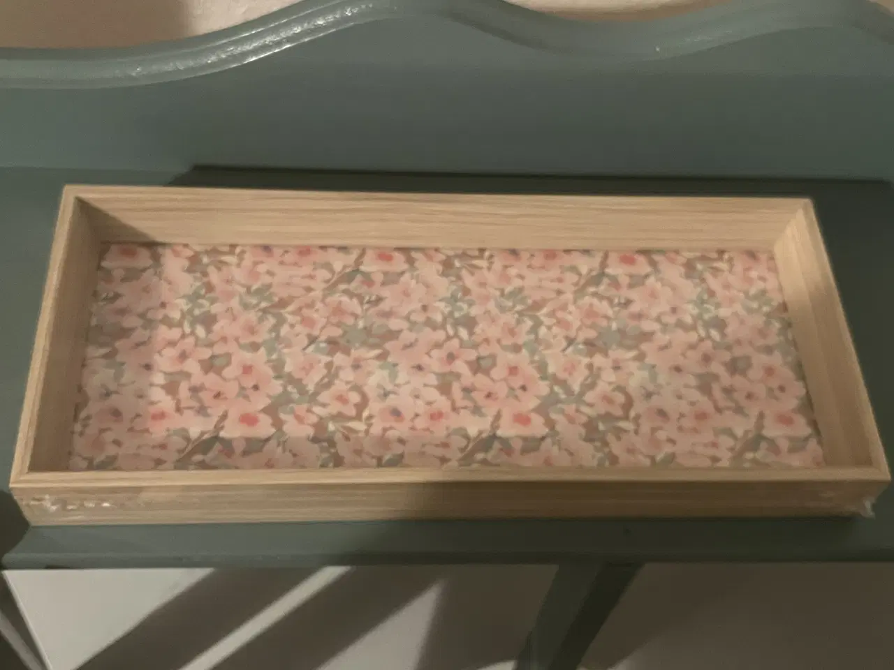 Billede 3 - Stabilt og tungt vægskab