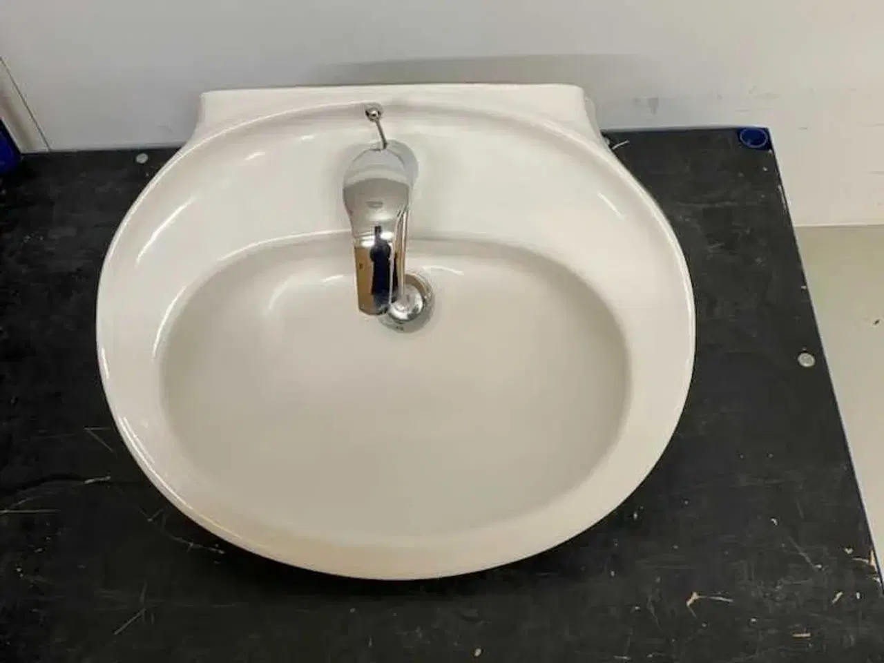 Billede 1 - Oval håndvask med Grohe blandingsbatteri