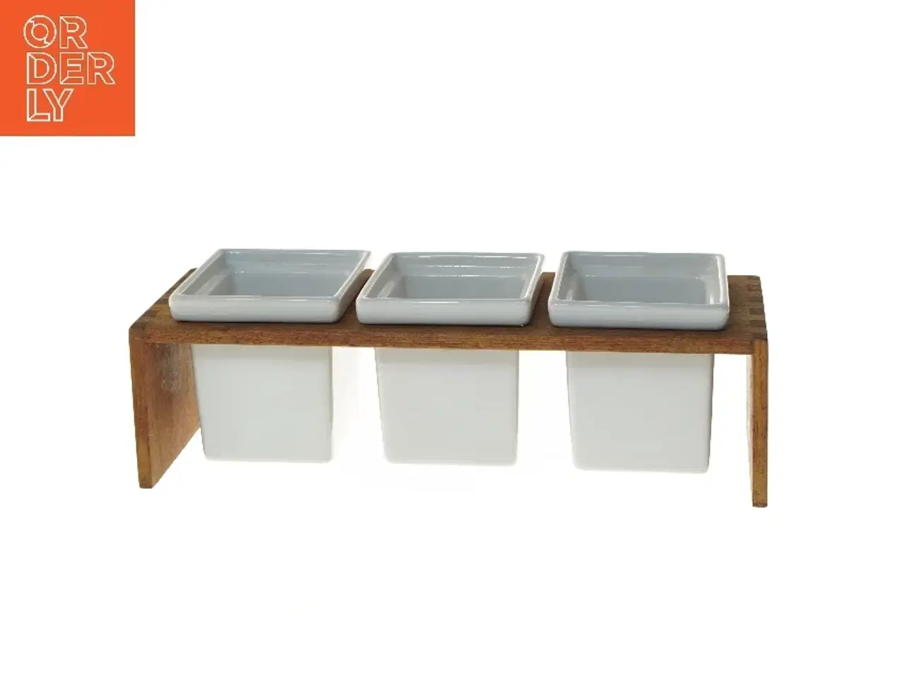 Billede 1 - Sæt med tre keramiske skåle med træstativ fra Trip Trap (str. 11x33x9 cm)