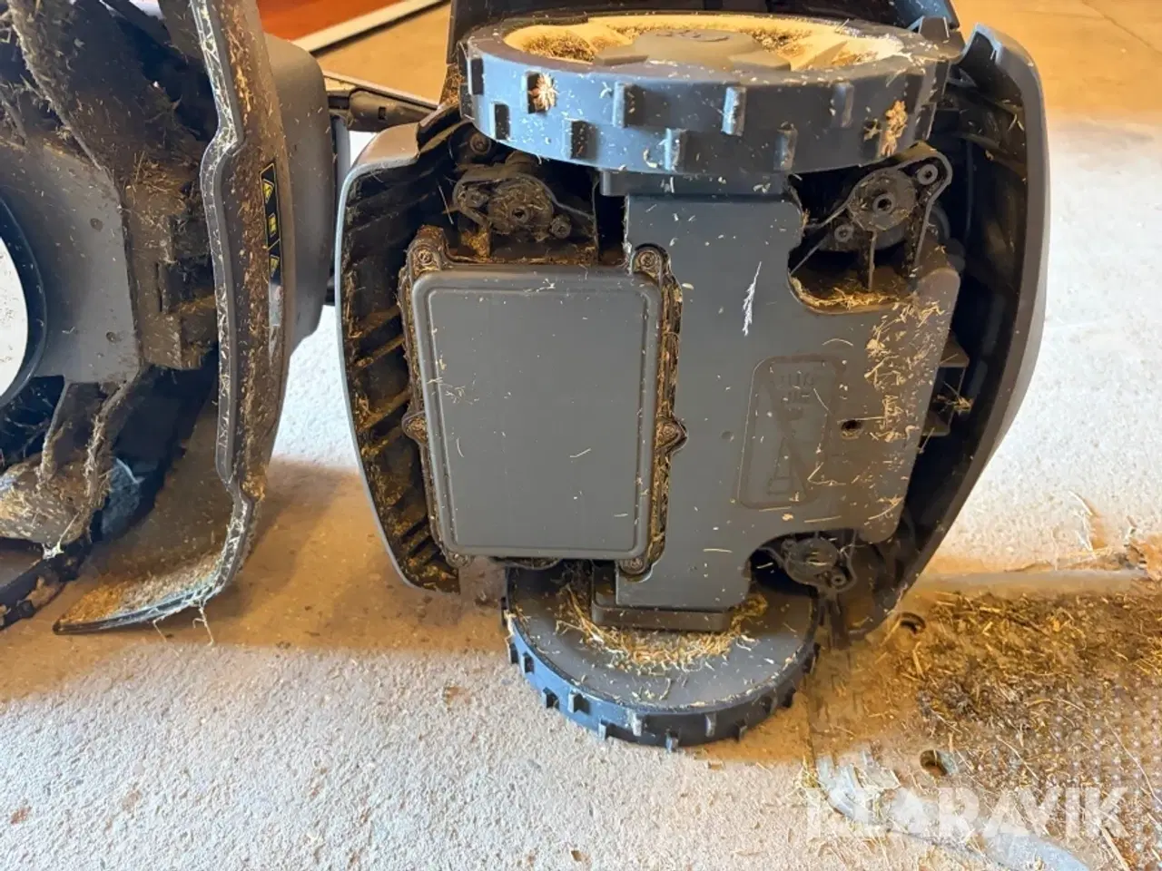 Billede 12 - Robot plæneklipper Husqvarna 550 knækstyret med ladestation