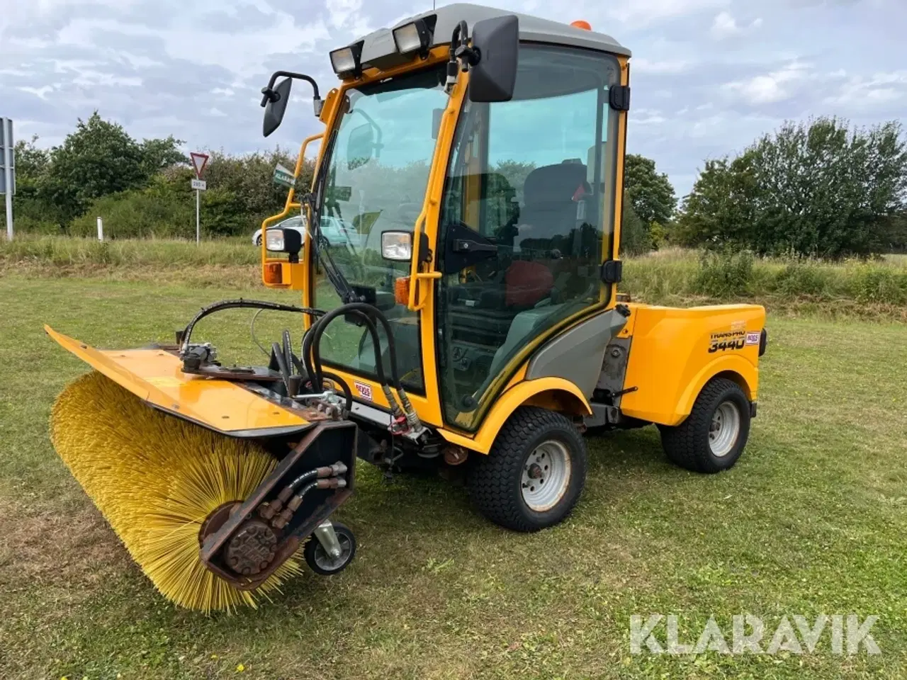 Billede 1 - Redskabsbærer Belos 3440 trana PRO med kost
