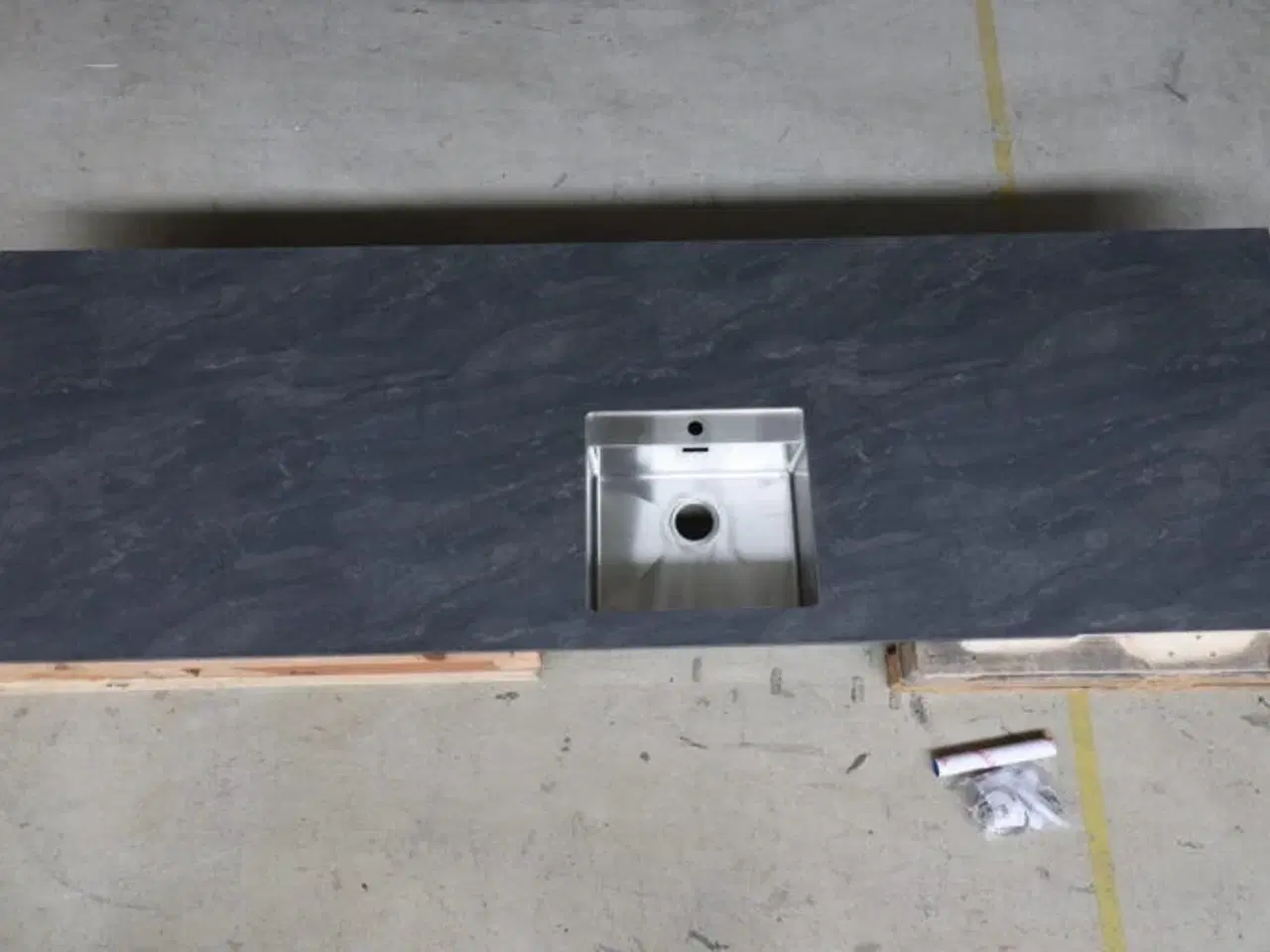 Billede 1 - Laminat bordplade til køkken halvø