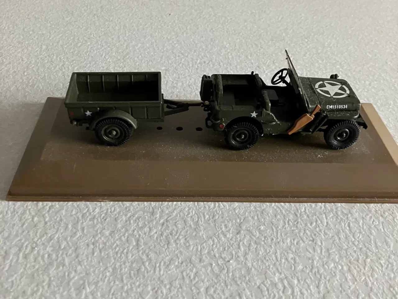 Billede 2 - Jeep Willys MB m/trailer modelbil i fin stand. 