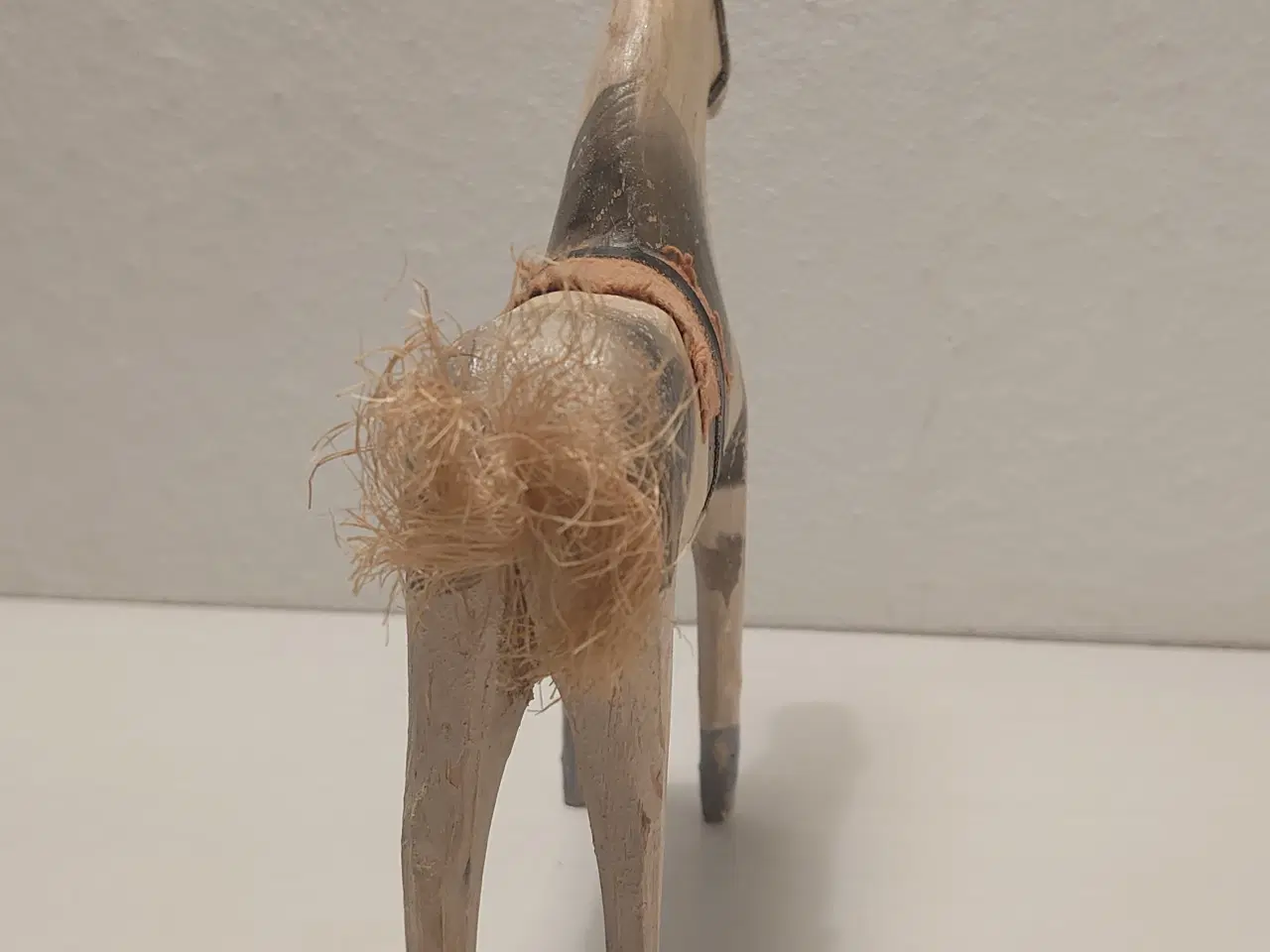 Billede 4 - Gammel håndskåret træhest. L 13cm,H 15,5cm.