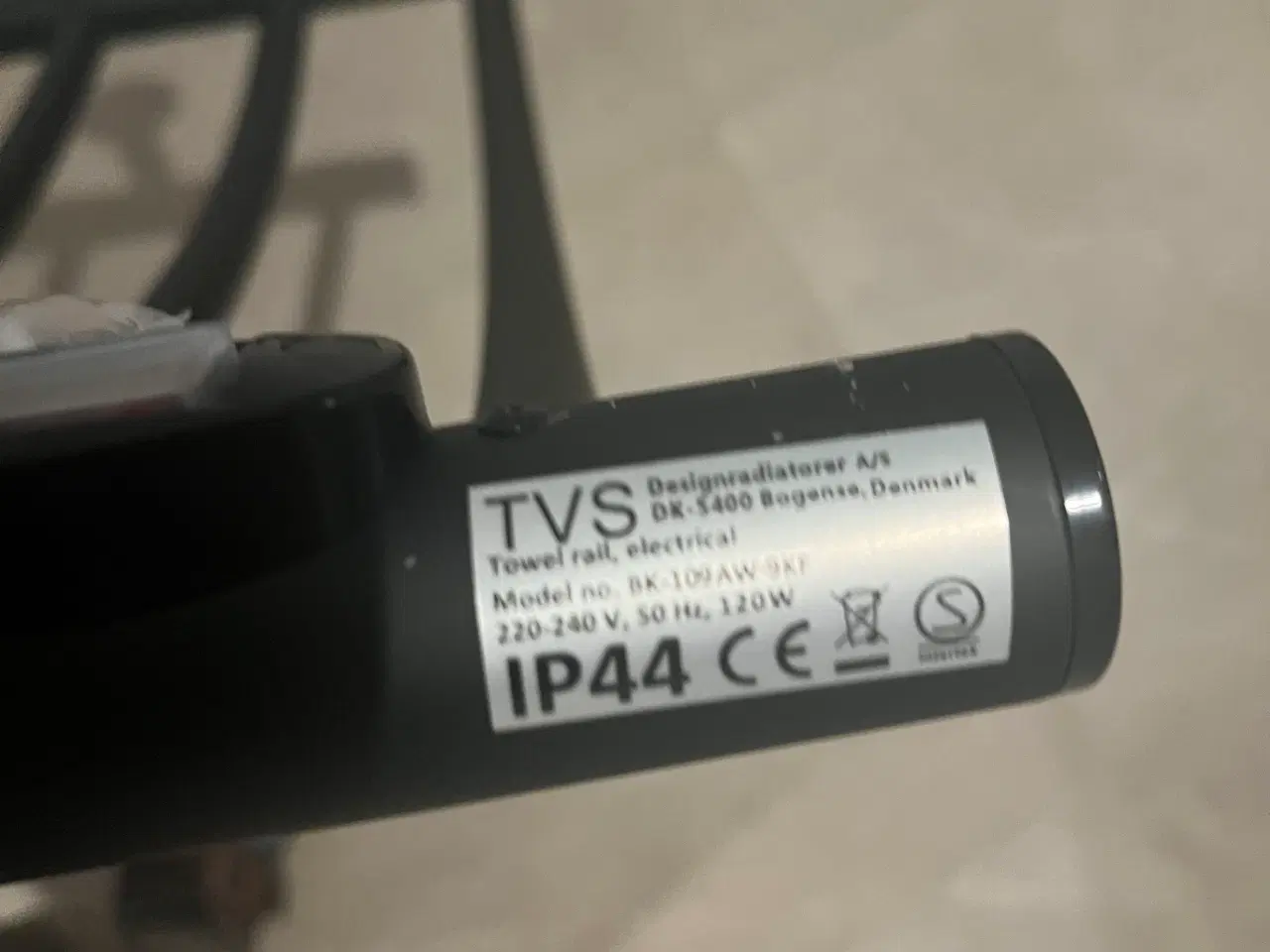 Billede 2 - Sort ELDO 9 buet elektrisk håndklædetørrer