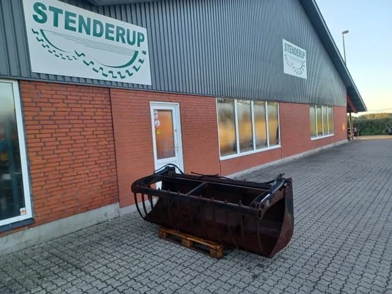 Billede 2 - - - - SKOVL MED OVERFALD