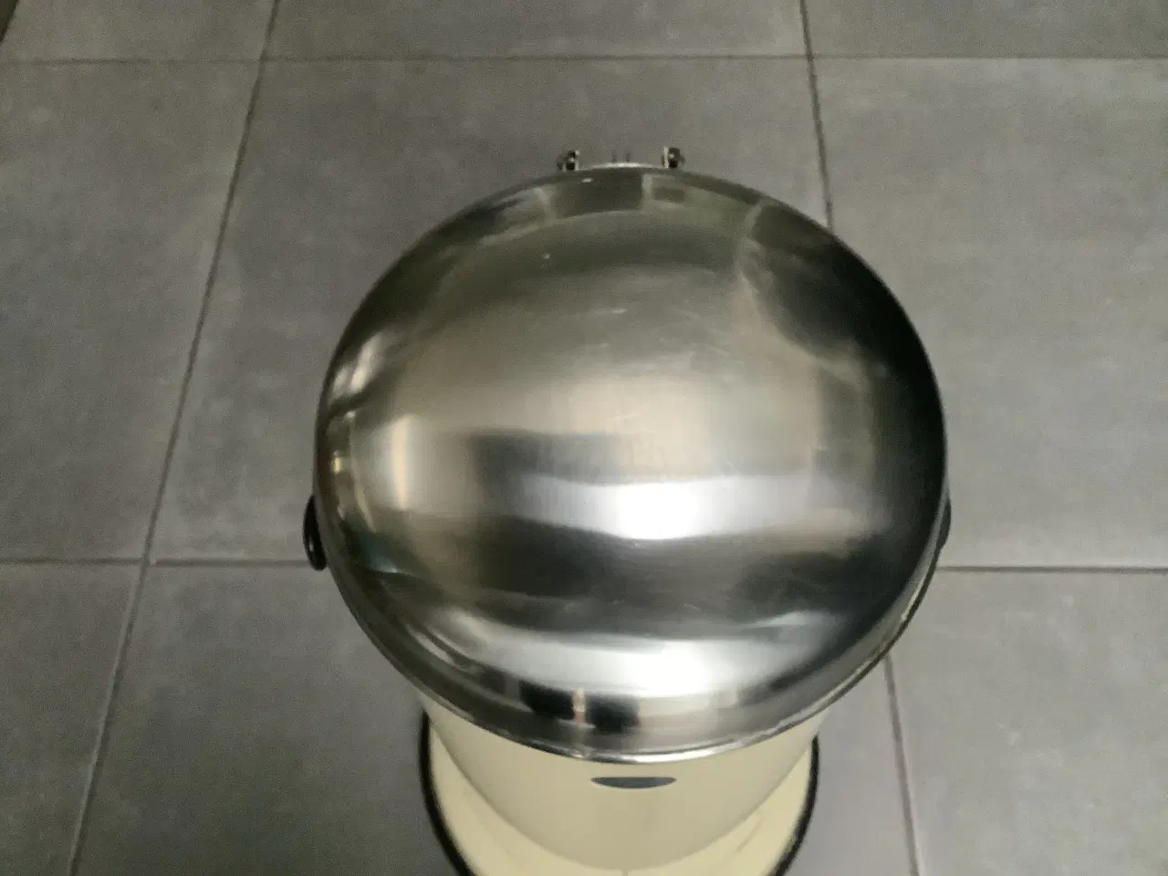 Billede 2 - Cremefarvet Vipp skraldespand 53 cm høj