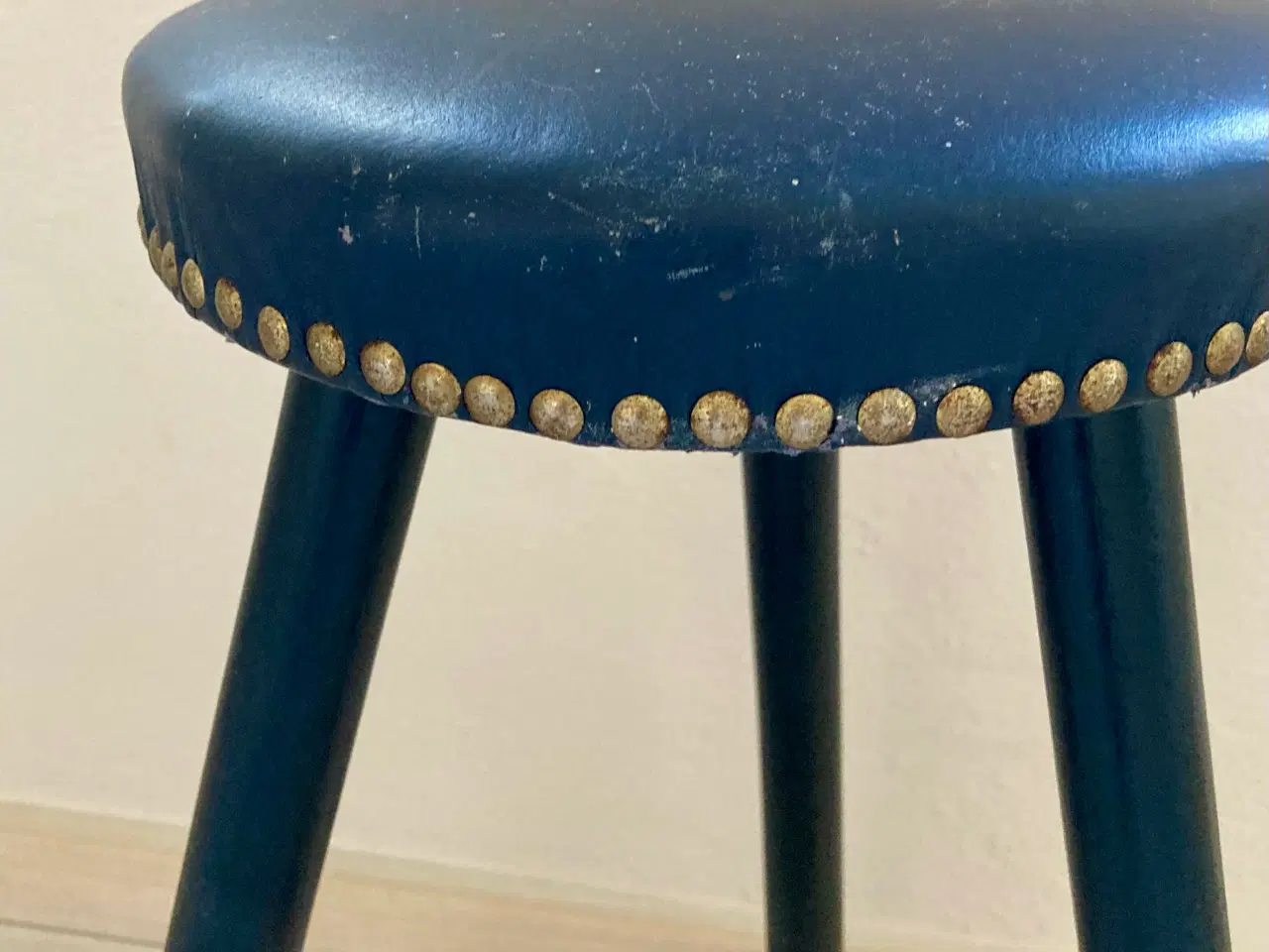 Billede 1 - Vintage taburet træ med Messingbeslået læder