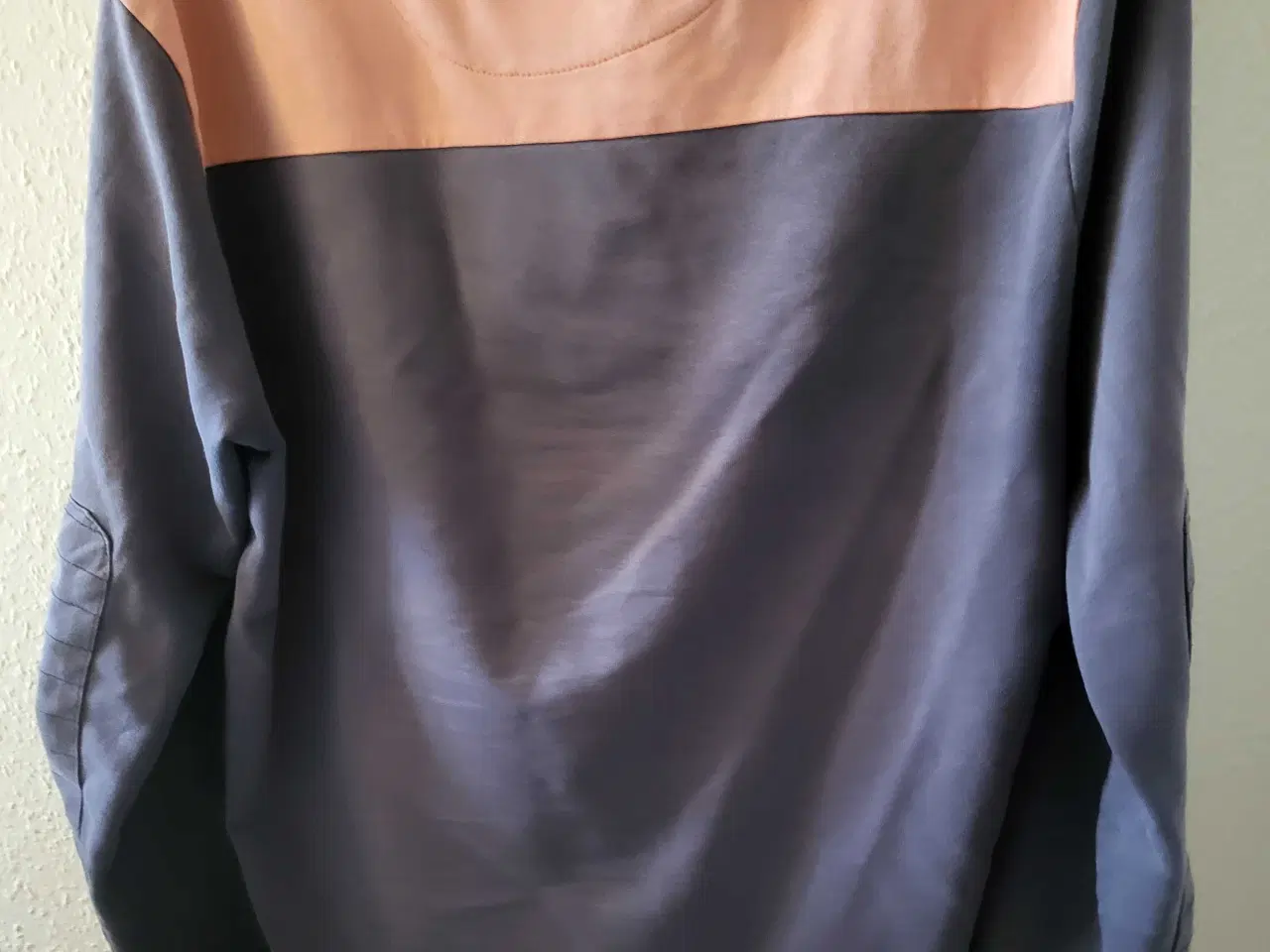 Billede 2 - Roeg bluse.