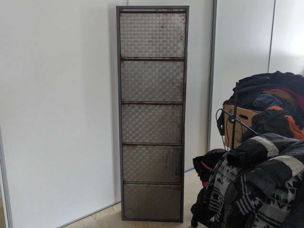 Billede 2 - Rummeligt skoskab i jern