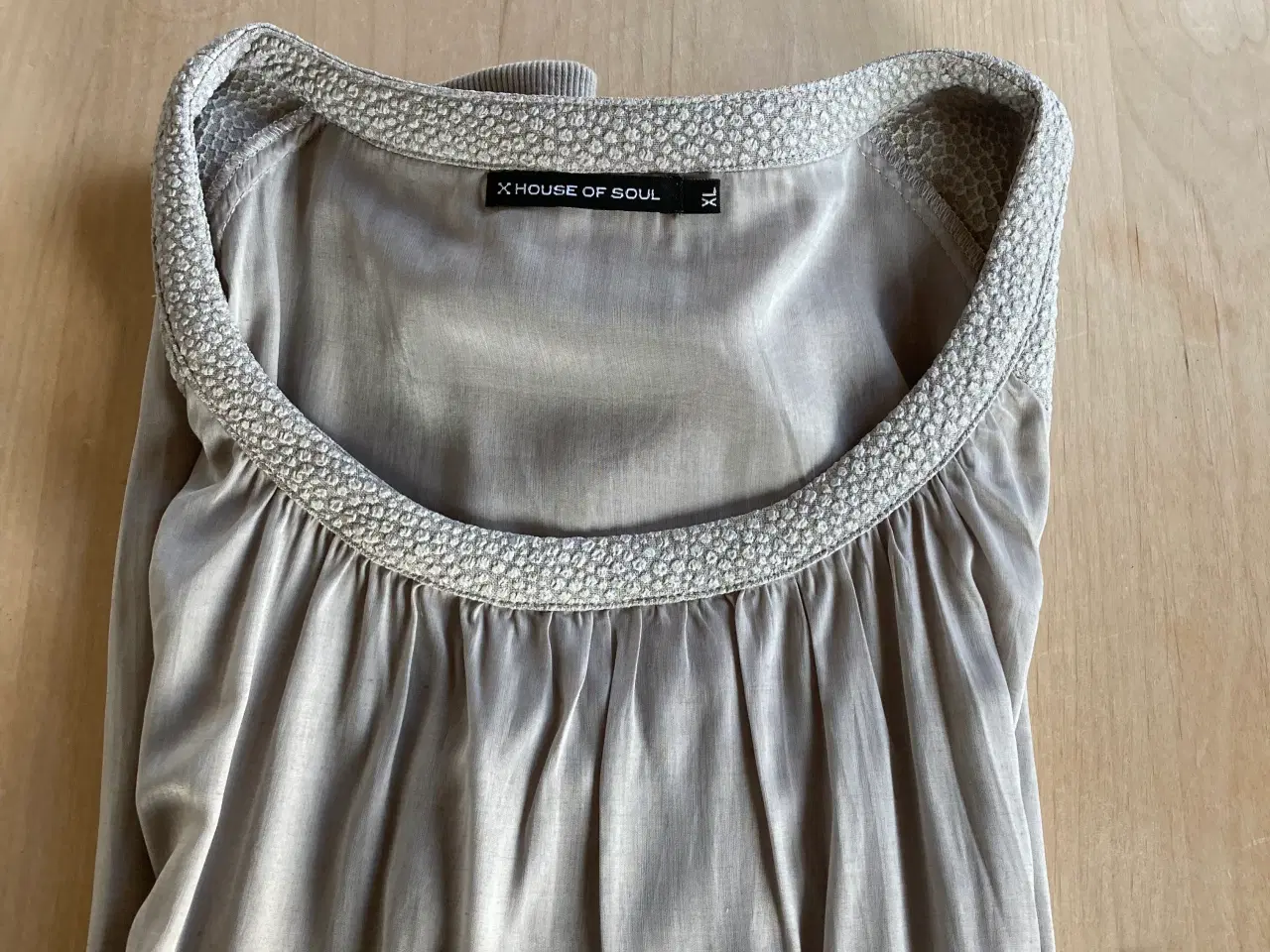 Billede 2 - Grå kortærmet bluse fra House of Soul, str 42