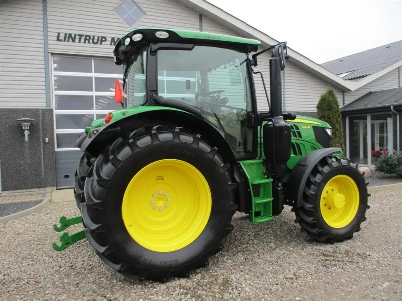 Billede 15 - John Deere 6110 R med frontlift, affjedret foraksel og affjedret kabine