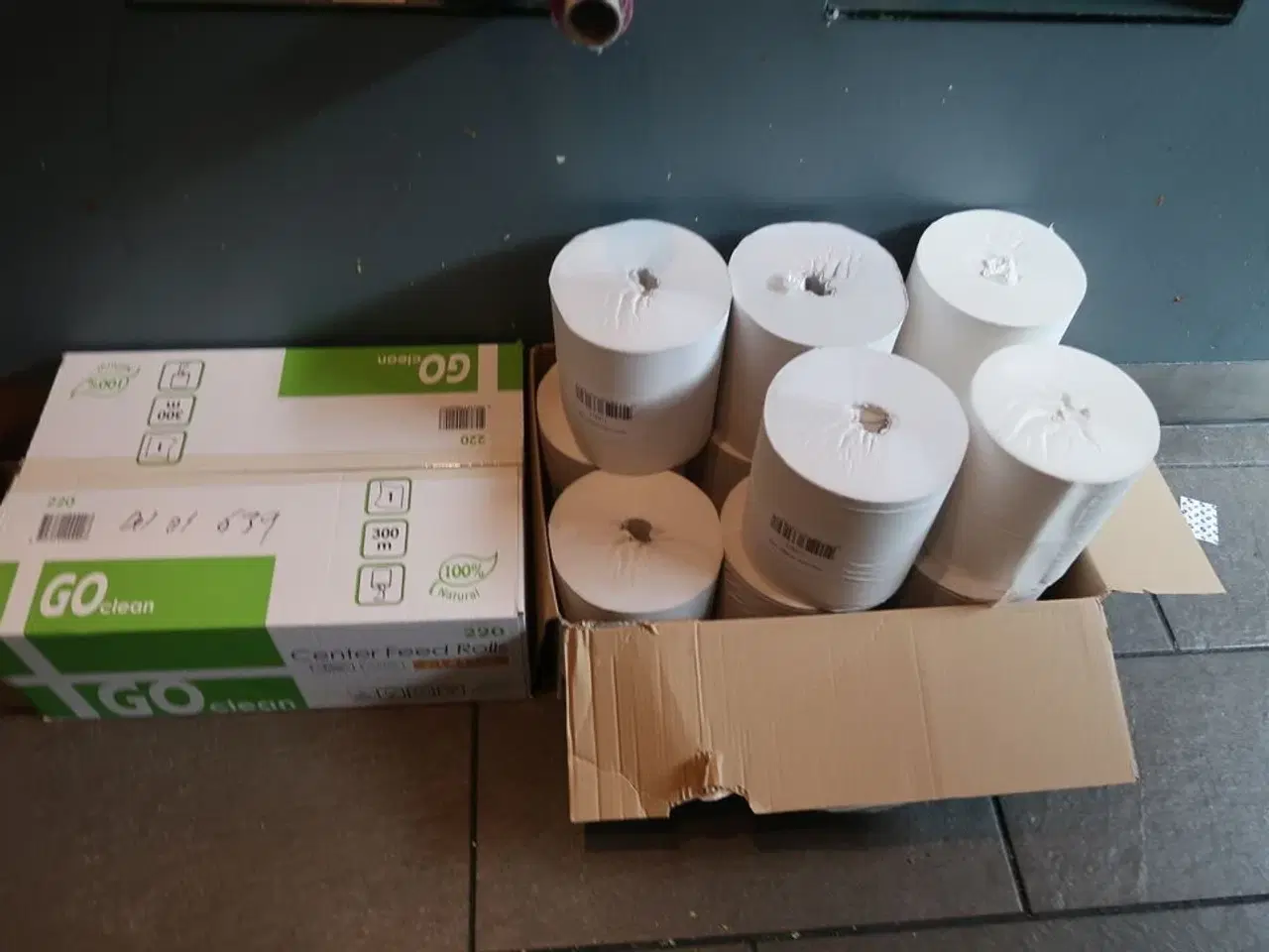 Billede 3 - 2 stk. papirdispenser - inkl. 17 ruller papir