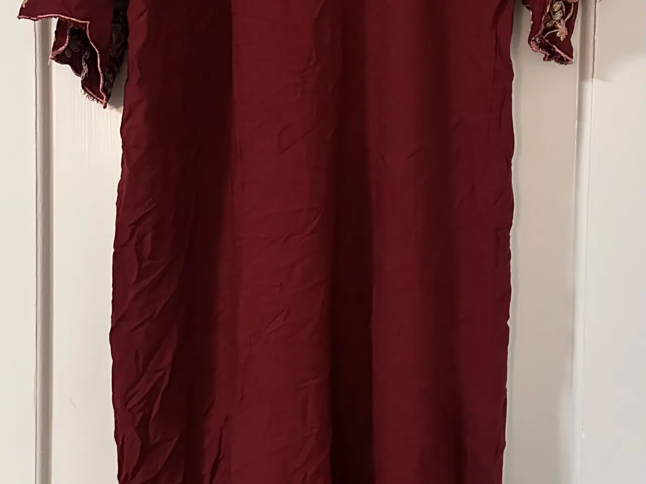 Billede 3 - Smuk bordeaux kjole m broderi 