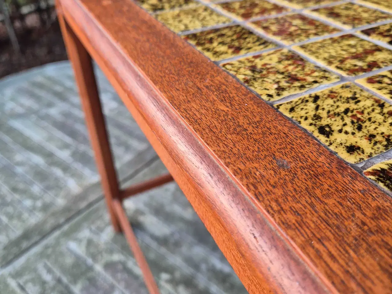 Billede 8 - Sidebord i teak med fine sandfarvede kakler
