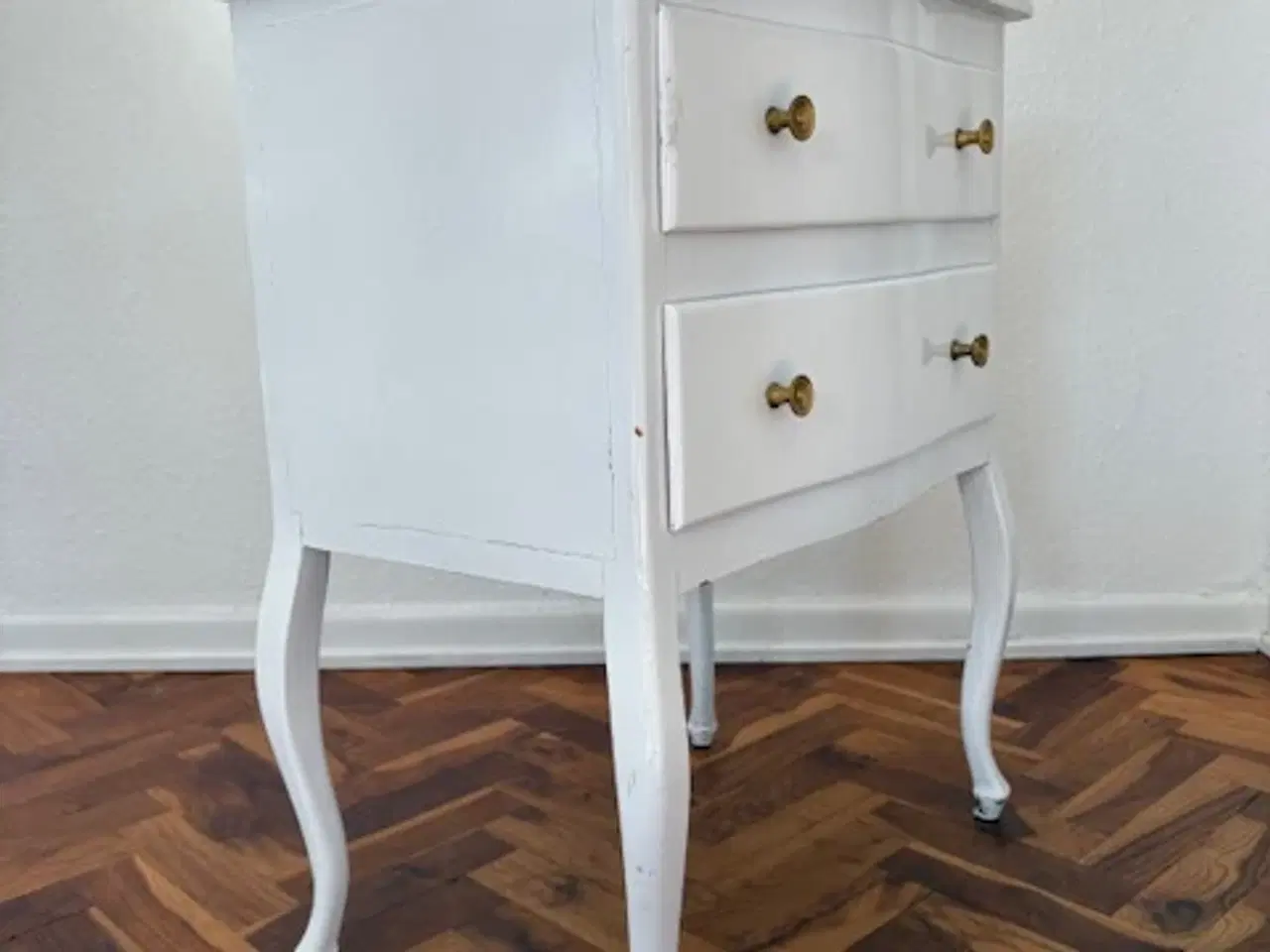 Billede 2 - Hvid kommode med 2 skuffer og messinggreb