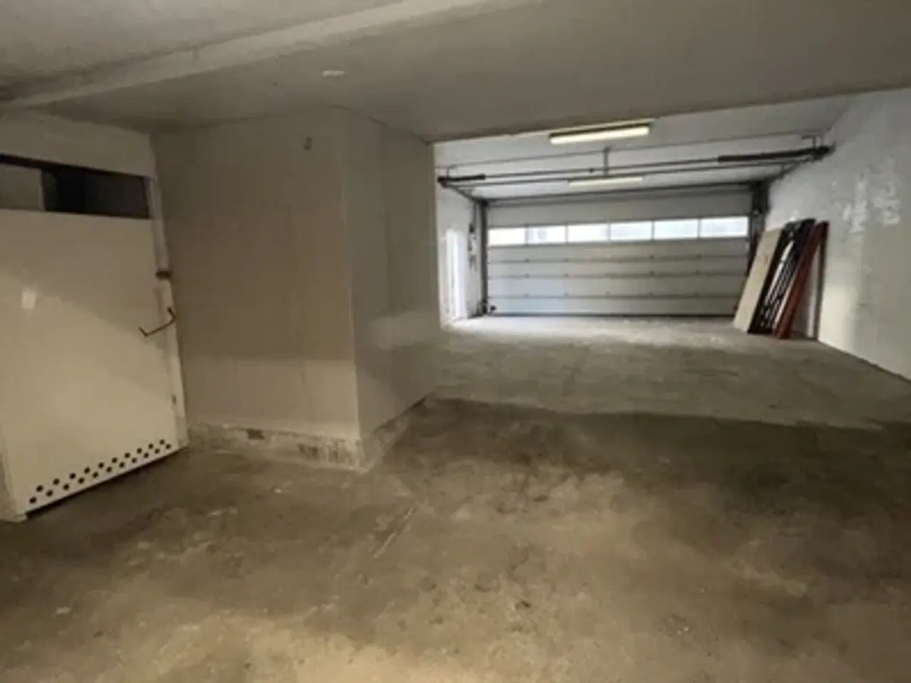 Billede 1 - Garage/Lager til udlejning. 137m2 med toilet og kontorforhold