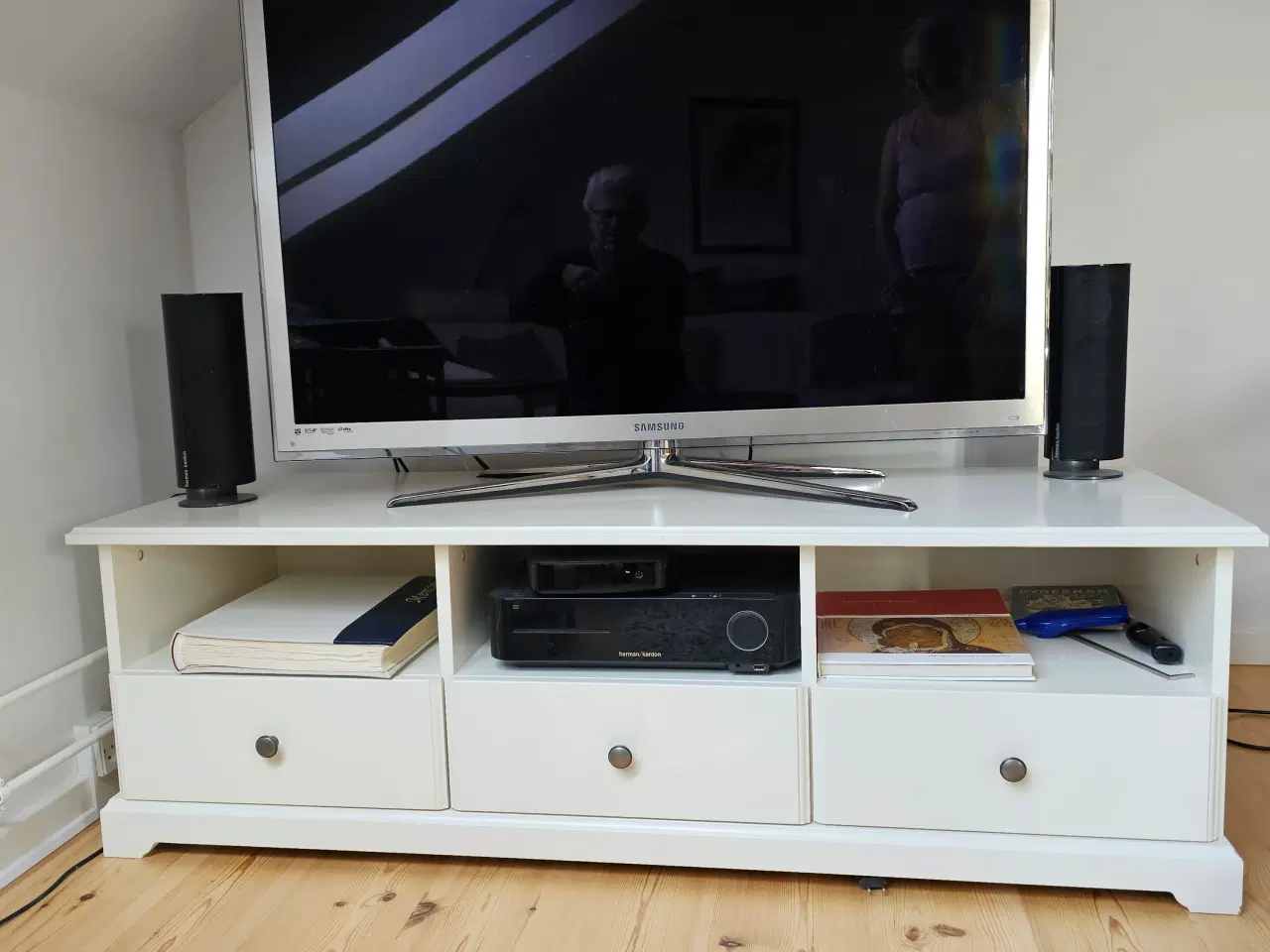 Billede 1 - tv + tvbord