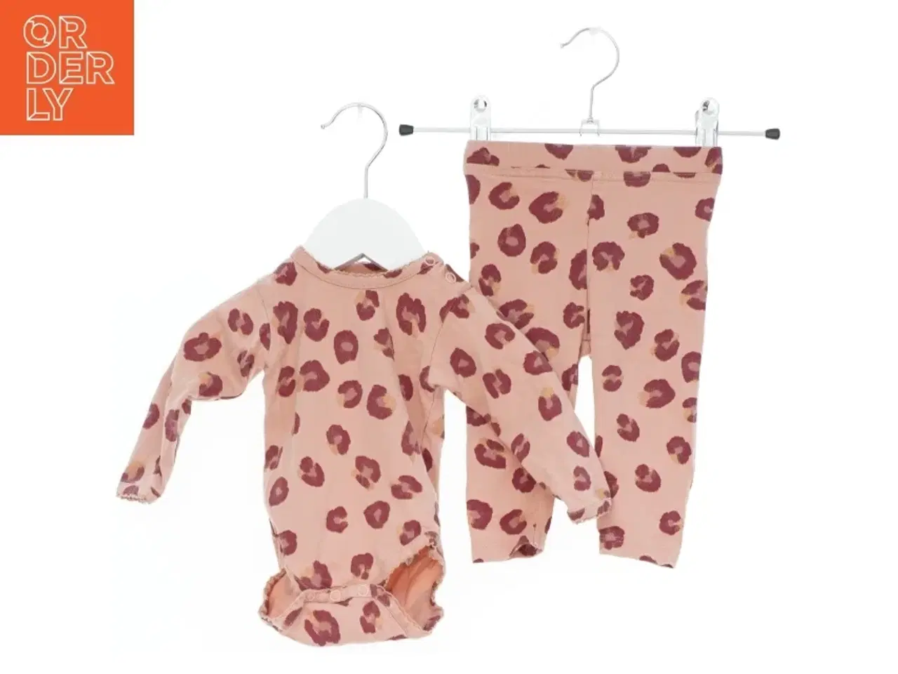 Billede 1 - Baby dragtsæt med leopardprint fra Petit (str. 62)