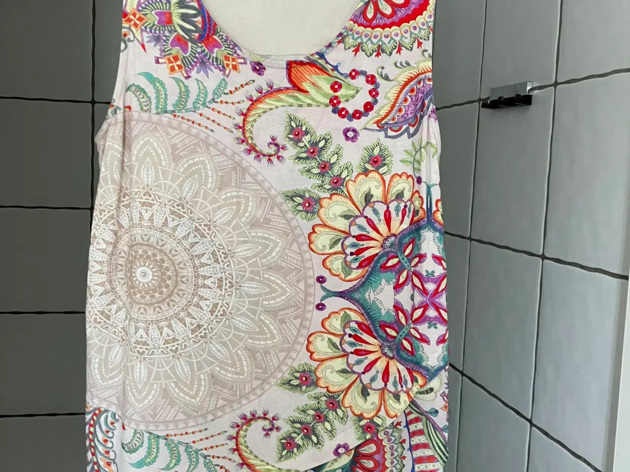 Billede 1 - Top fra Desigual i str M i polyester i fin stand 