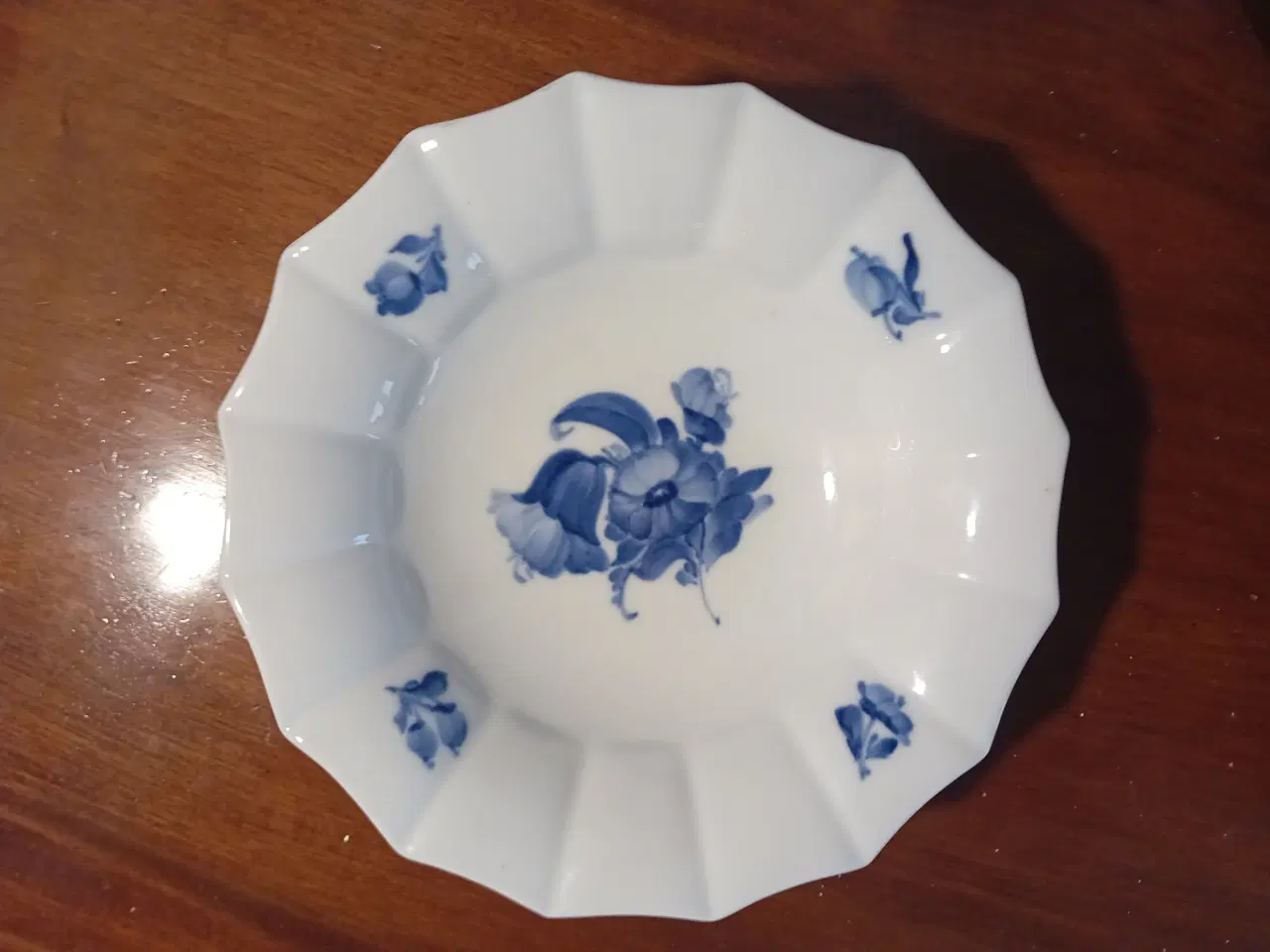 Billede 1 - Blå blomst fad. 17 cm diameter.  2 stk