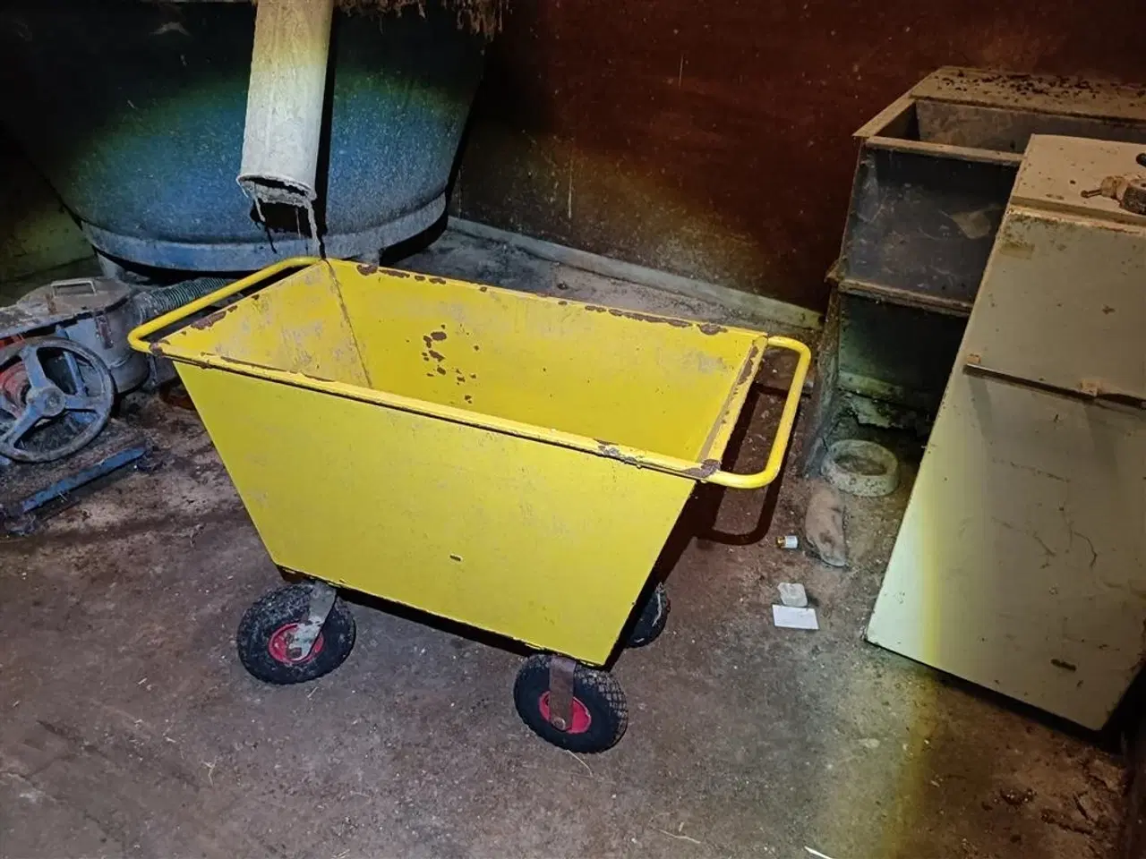 Billede 2 - - - - Fodervogn 4 hjulet ca. 200 liter