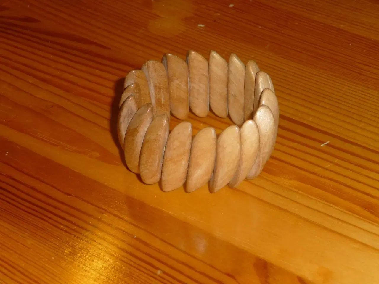 Billede 1 - træ armbånd den er 4 cm bred
