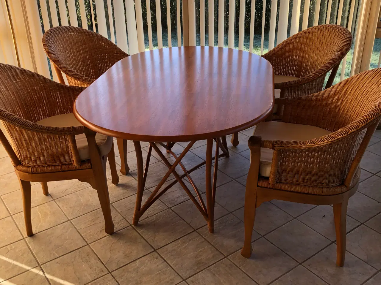 Billede 2 - Bord med 4 fletstole i rattan