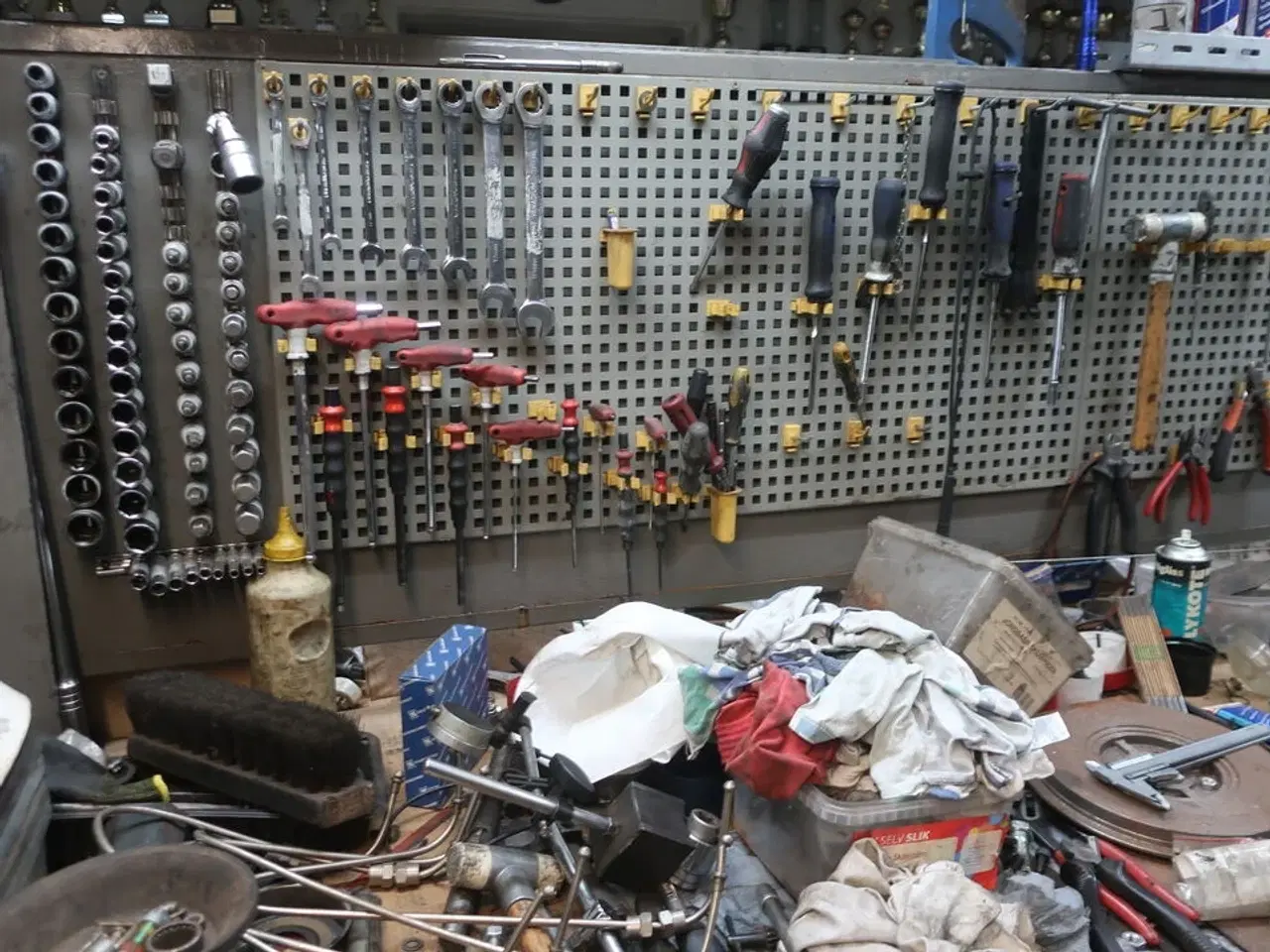 Billede 4 - Arbejdsbord med skruestik, værktøjstavle med div. Værktøj m.m.